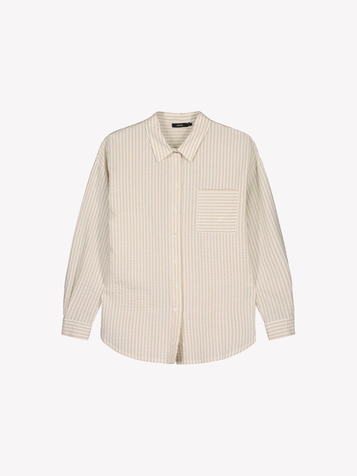 Nanson naisten raidallinen beige Marea-paitapusero. Marea-paitapuserossa klassinen kauluspaita yhdistyy ajattomaan ja raikkaaseen raitakuosiin. Tuotekuva edestä päin.