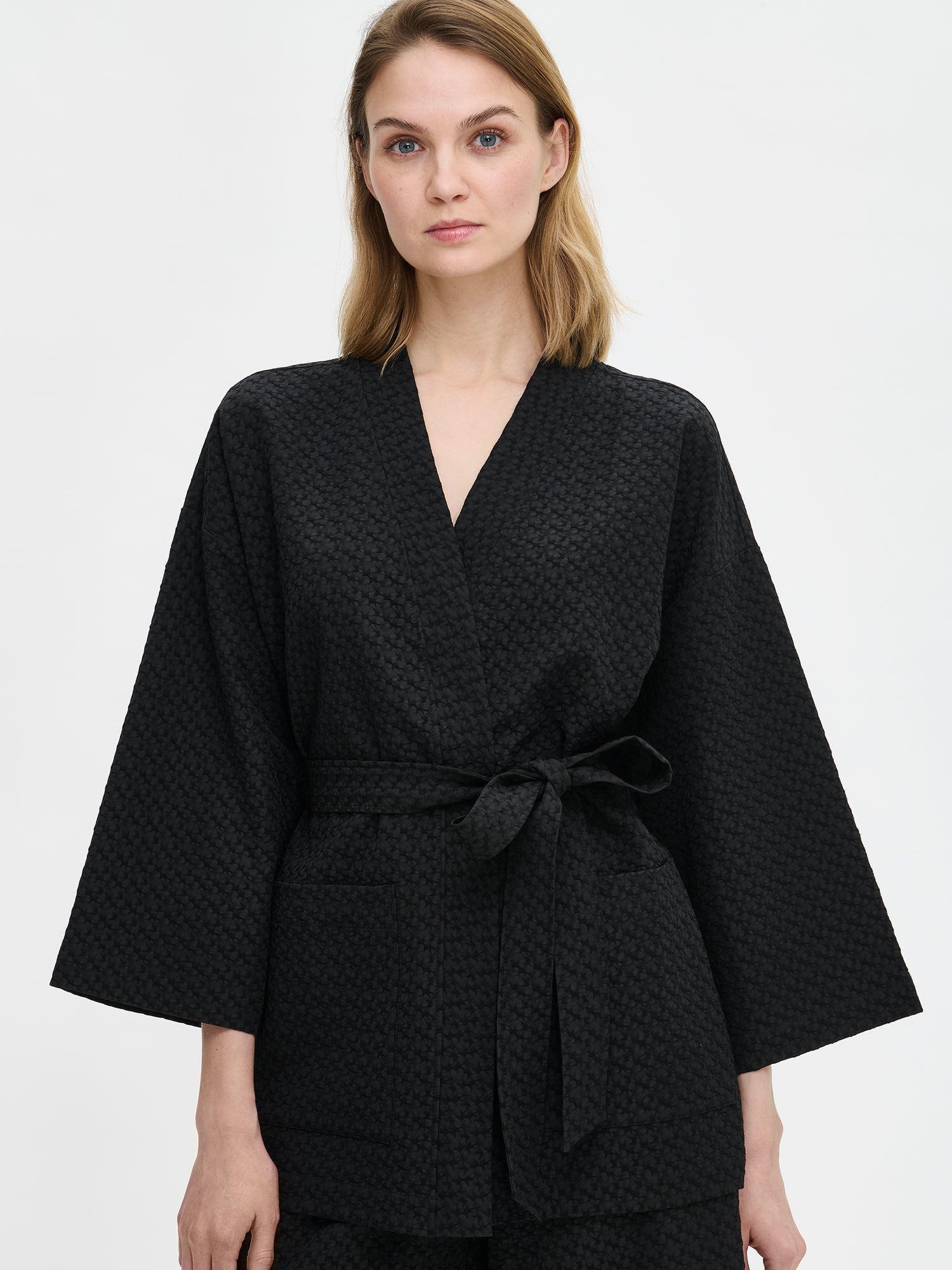 Nanson naisten musta Reliefi-takki lähikuvassa.