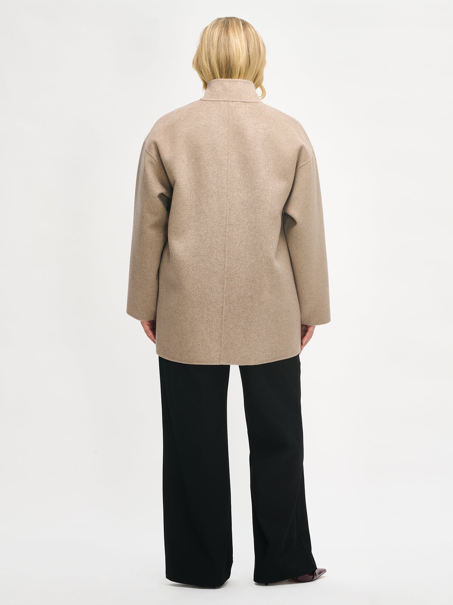 Nanson naisten lyhyt beige Elle-villakangastakki matalalla pystykauluksella mallin päällä takaa.