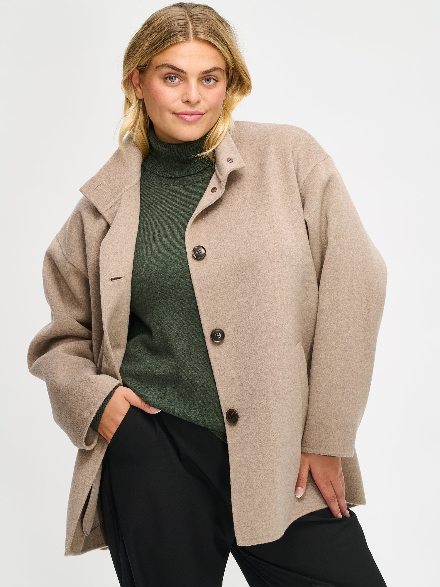 Nanson naisten lyhyt beige Elle-villakangastakki matalalla pystykauluksella edestä auki lähikuvassa.
