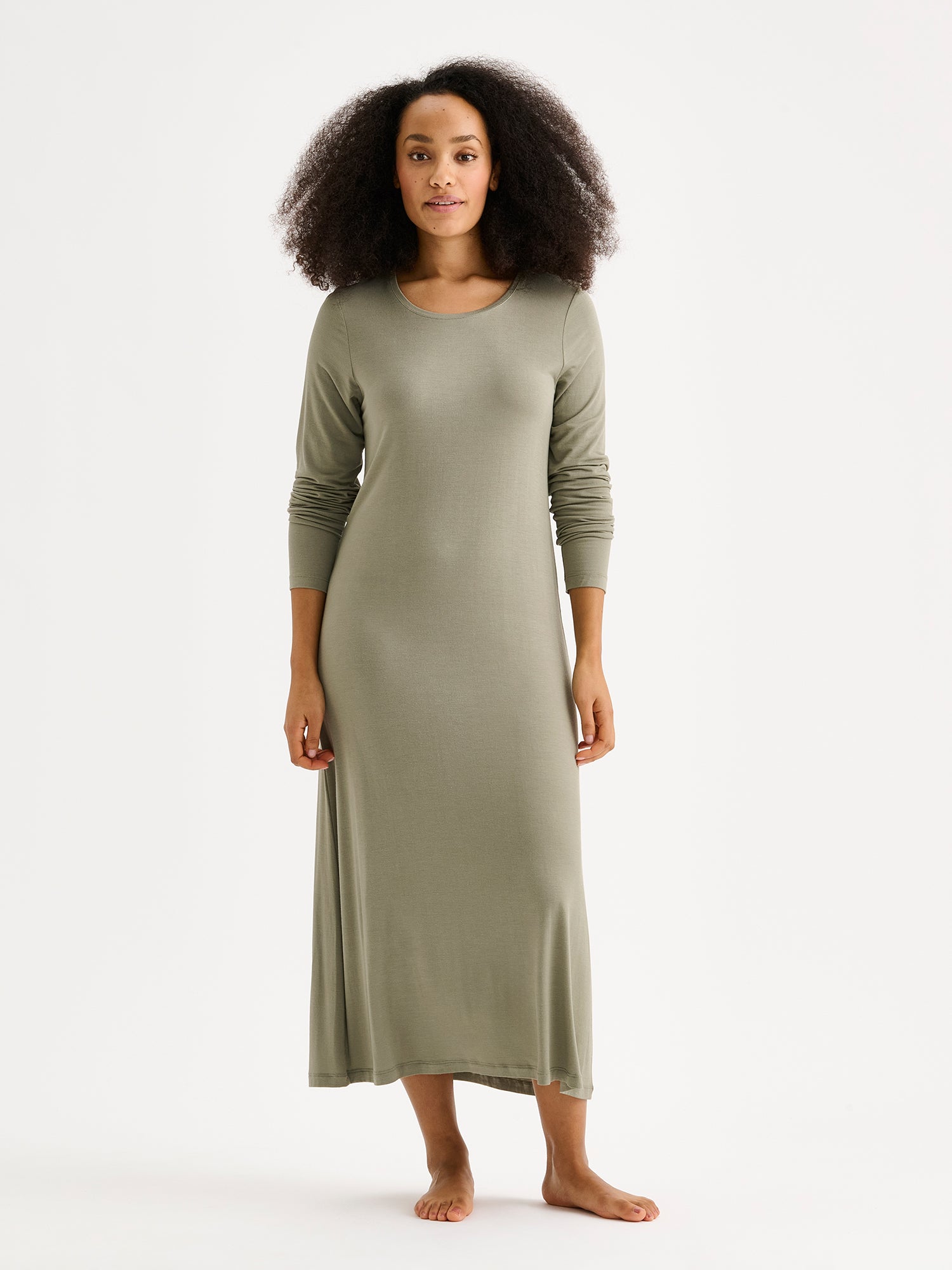 Naisten vaalea oliivinvihreä pitkä Hento-yöpaita mallin päällä