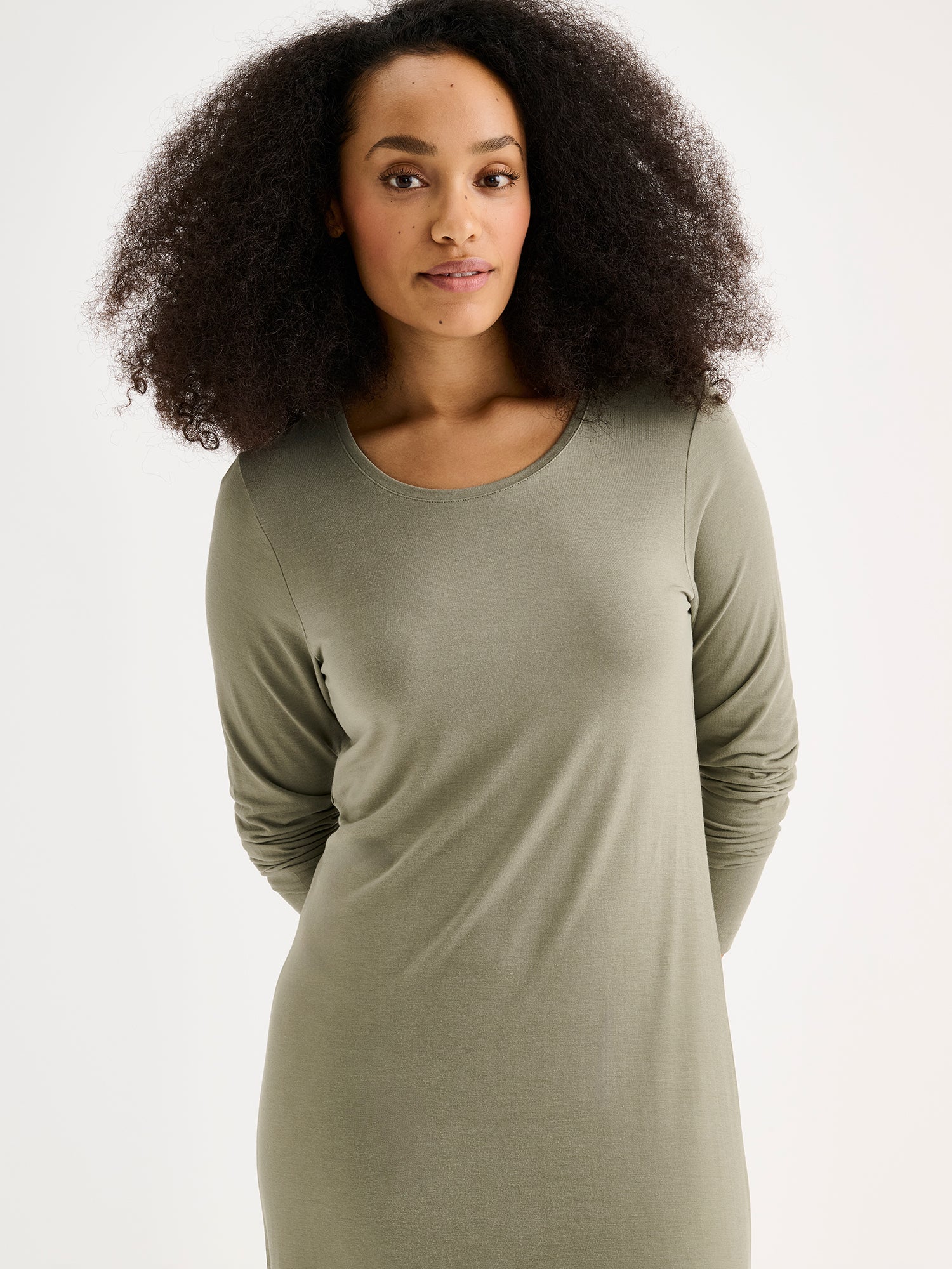 Naisten vaalea oliivinvihreä pitkä Hento-yöpaita mallin päällä lähikuvassa.