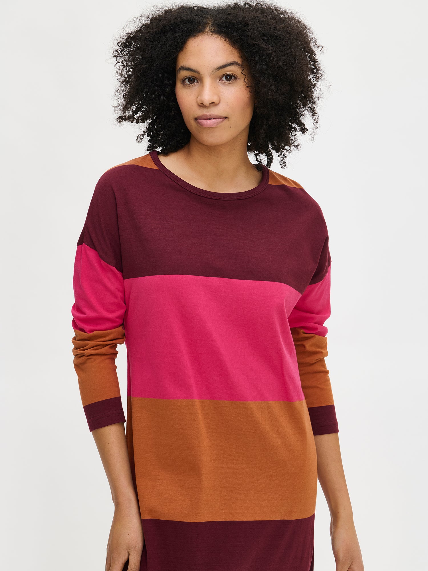 Trio raidallinen yöpaita pitkillä hihoilla mallin päällä lähikuvassa.