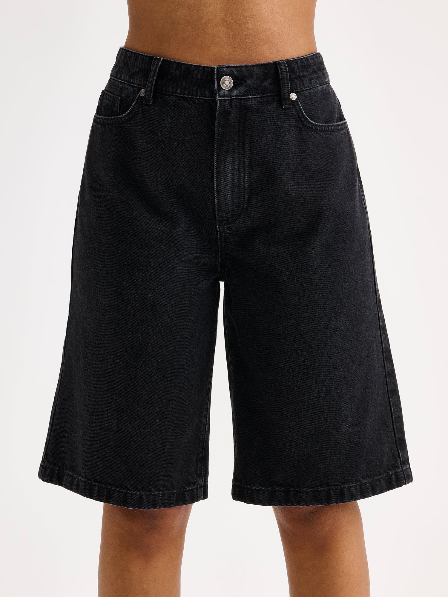 Nanson naisten mukavat, rennosti istuvat Levee-shortsit mallin päällä lähikuvassa.