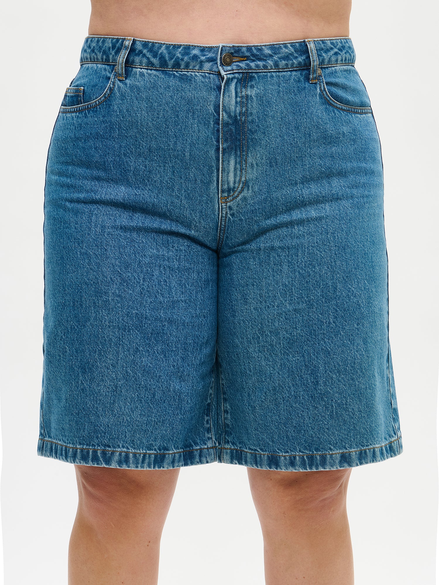 Nanson naisten mukavat rennosti istuvat siniset Levee-shortsit farkkumateriaalista vyötärökaitaleella, jossa edessä vetoketju ja polviin asti ulottuvat levenevät lahkeet Plus size -mallin yllä edestä lähikuvassa.