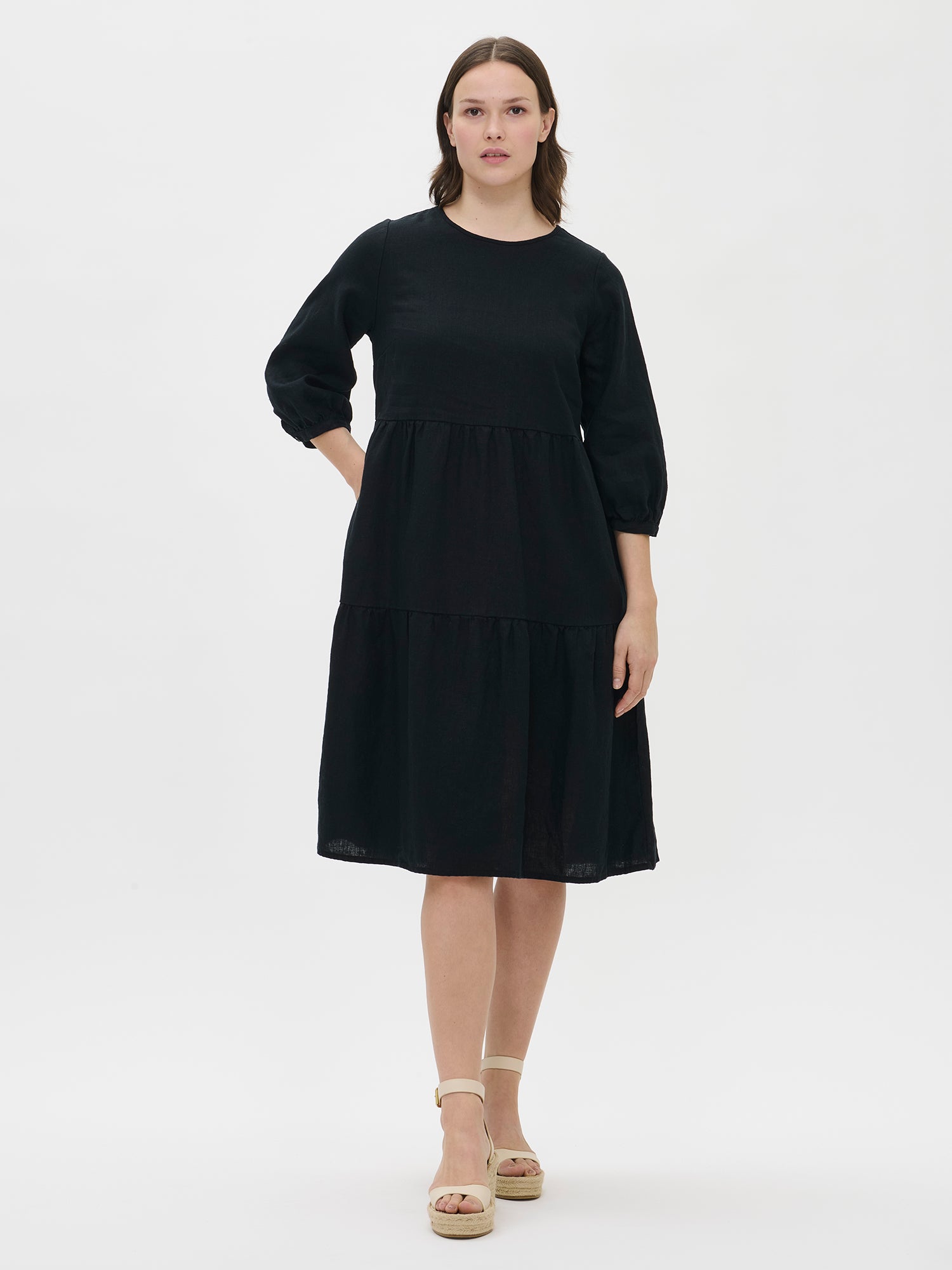 Parhaat pellavamekot naisille: Tyyliä ja mukavuutta kesään 3 SARALIA midi pellavamekko - musta
