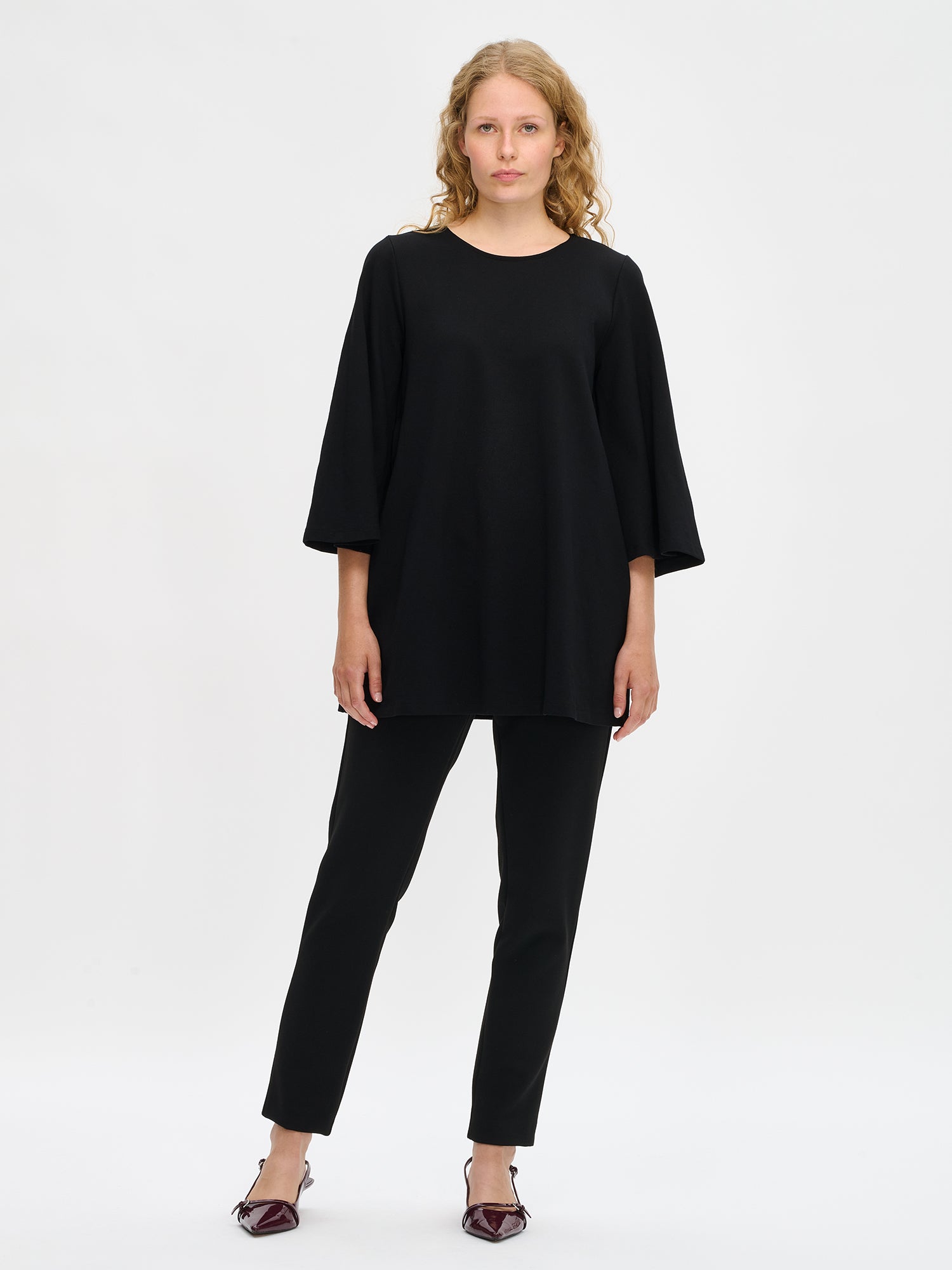 Nanson ajaton musta Elegia-tunika naisille, edestä