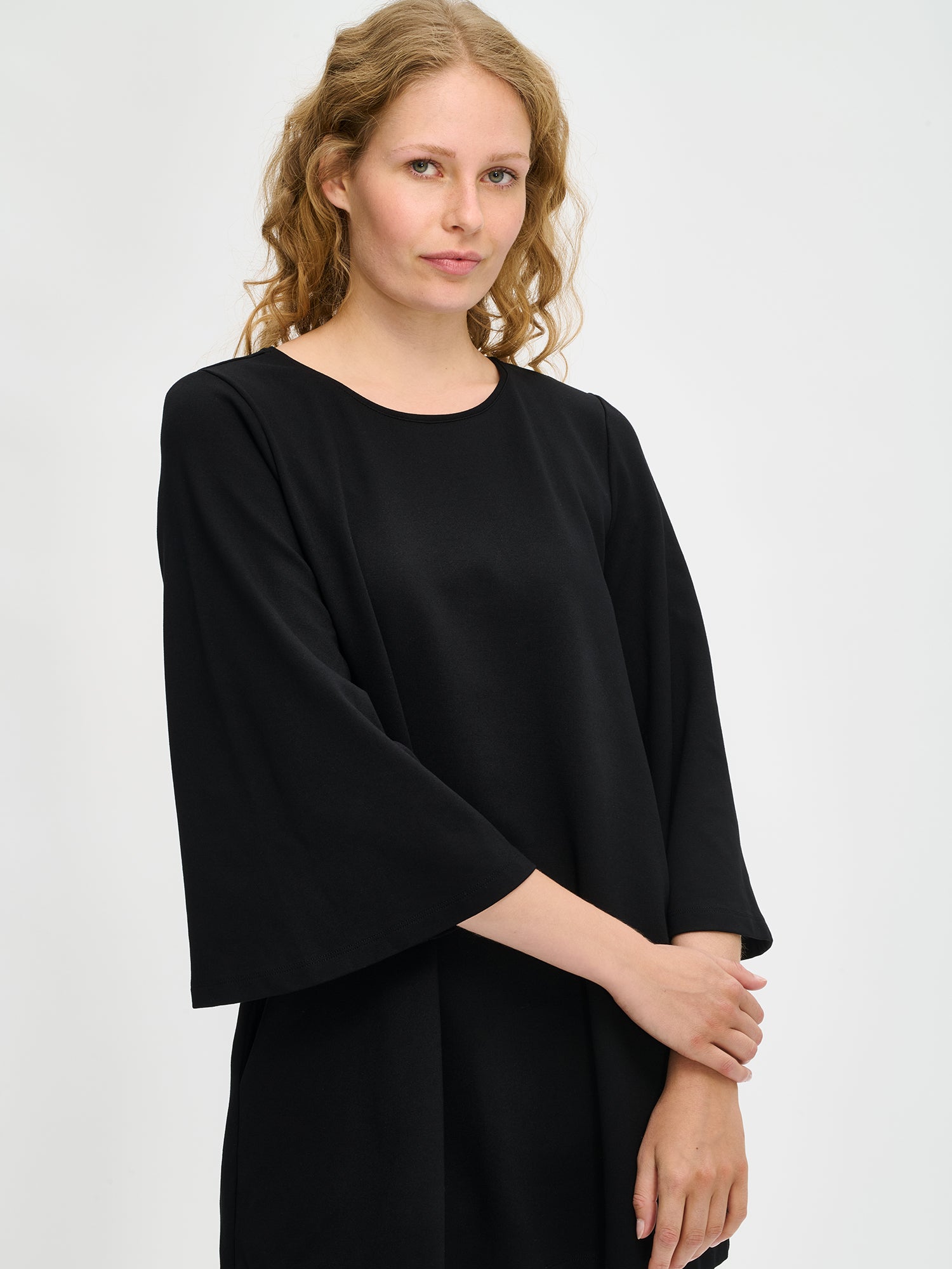 Nanson ajaton musta Elegia-tunika naisille, lähikuvassa