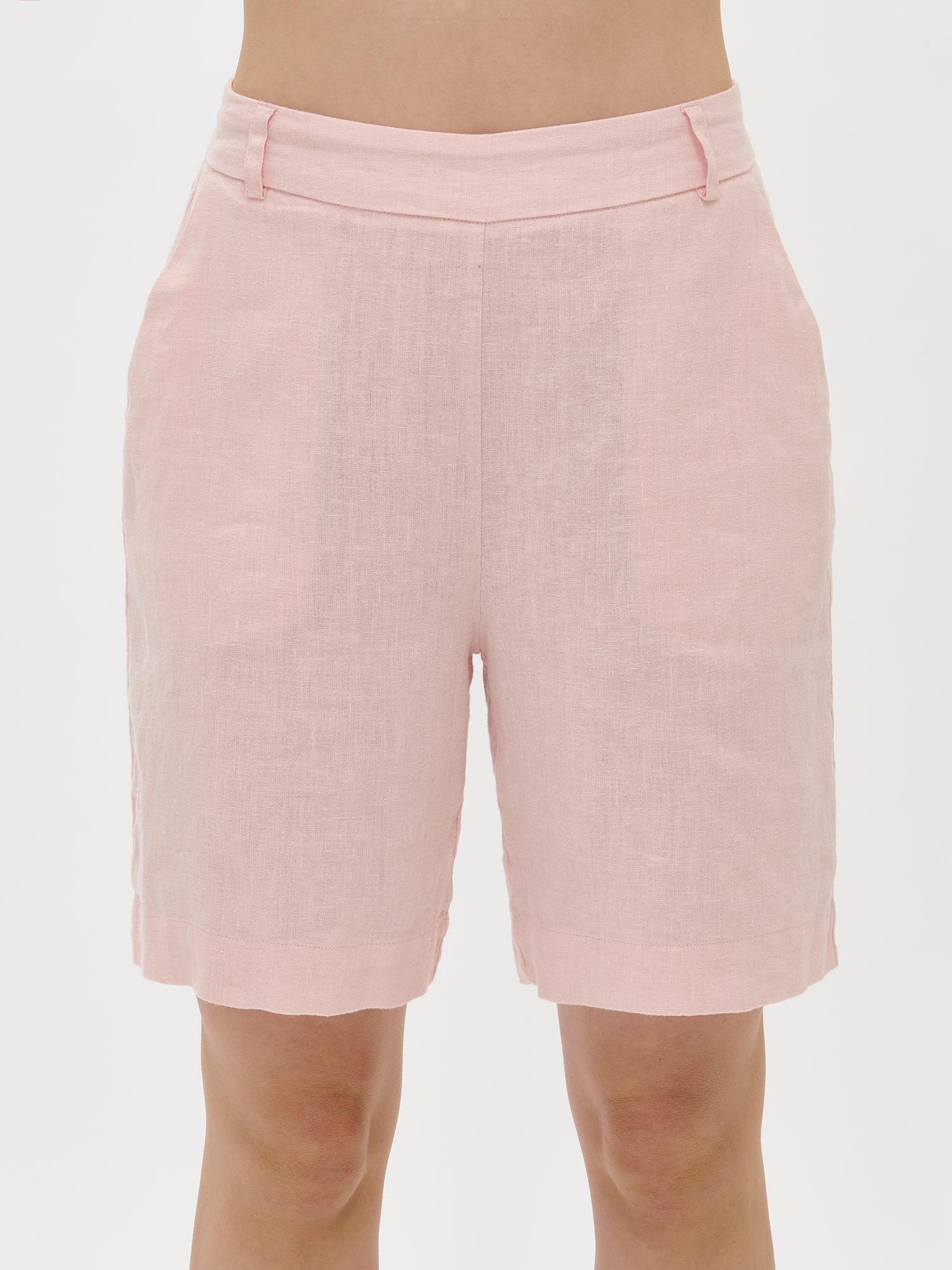 Nanson naisten klassiset vaaleanpunaiset Liine-pellavashortsit leveällä vyötärökaitaleella.