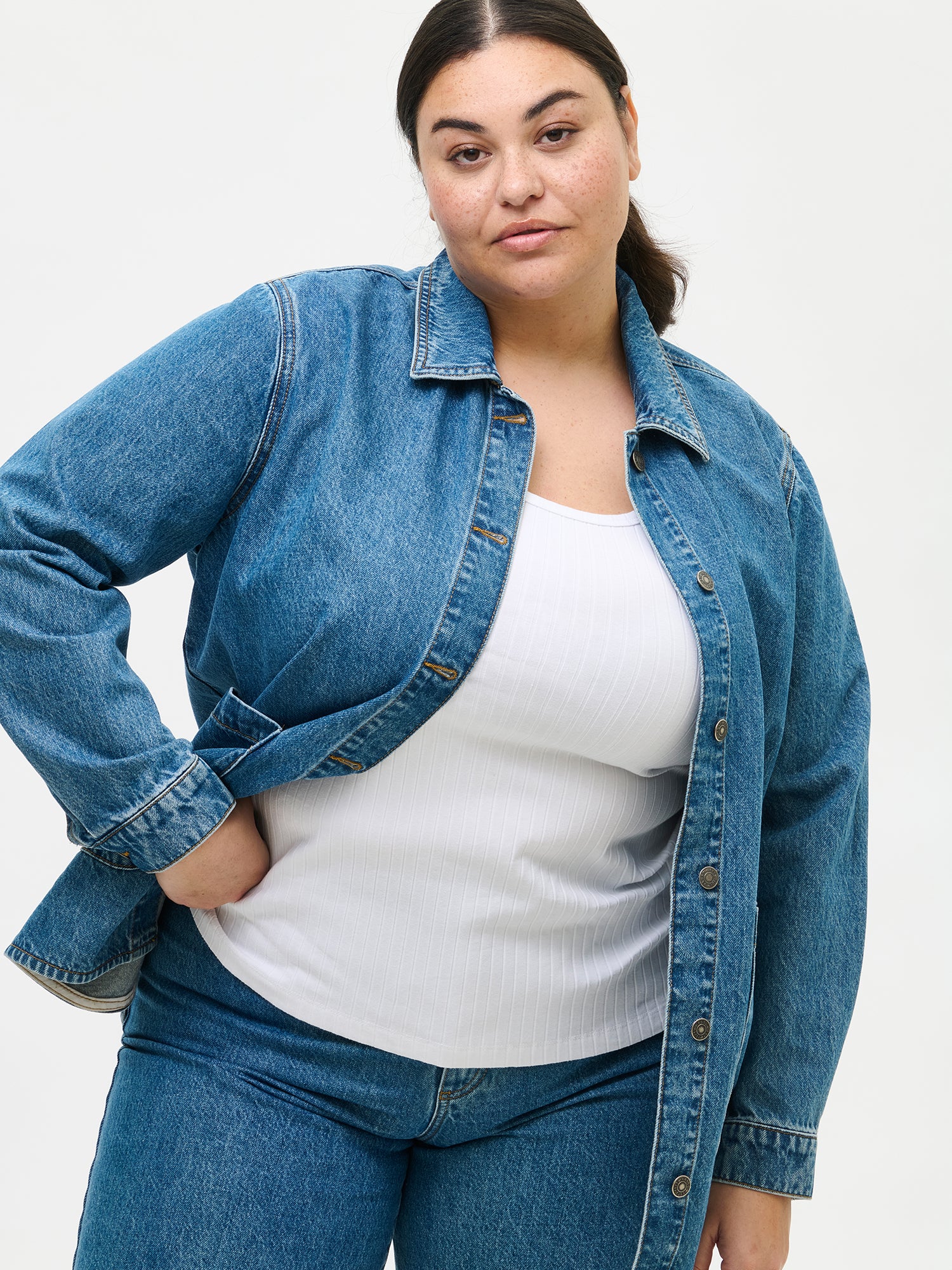 Nanson naisten rento paitamainen Mimi-farkkutakki mallin plus size -mallin päällä edestä lähikuvassa
