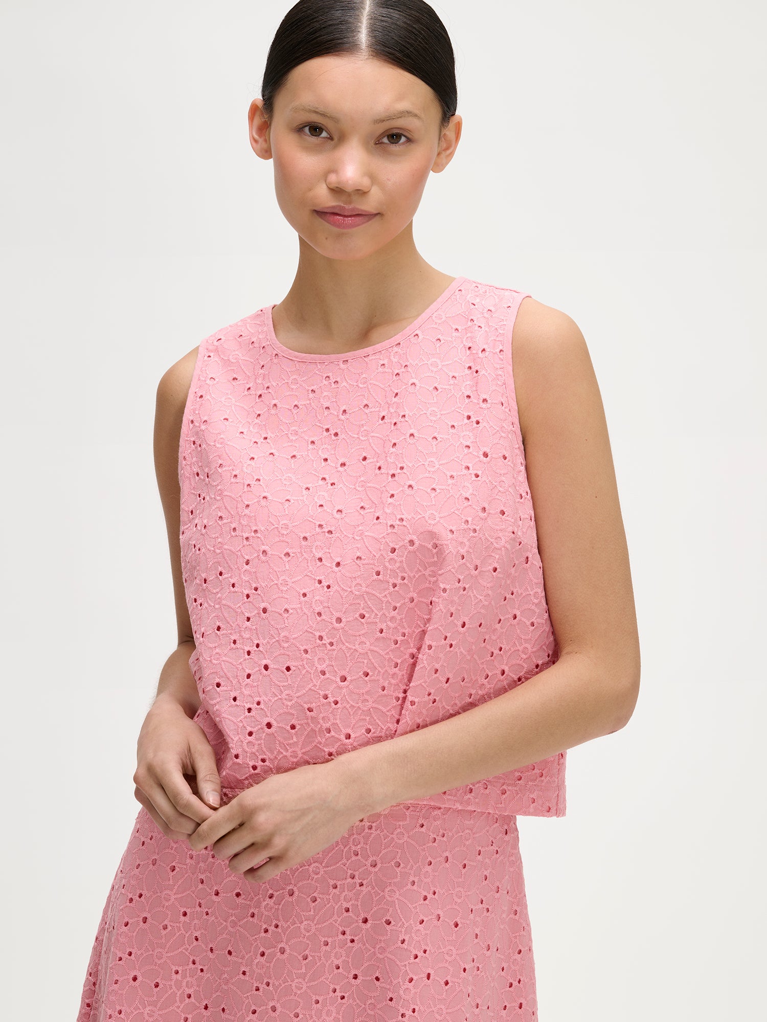 Nanson naisten kaunis vaaleanpunainen brodeerattu Nuppu-pusero Nuppu-hameen kanssa mallin päällä, lähikuvassa.