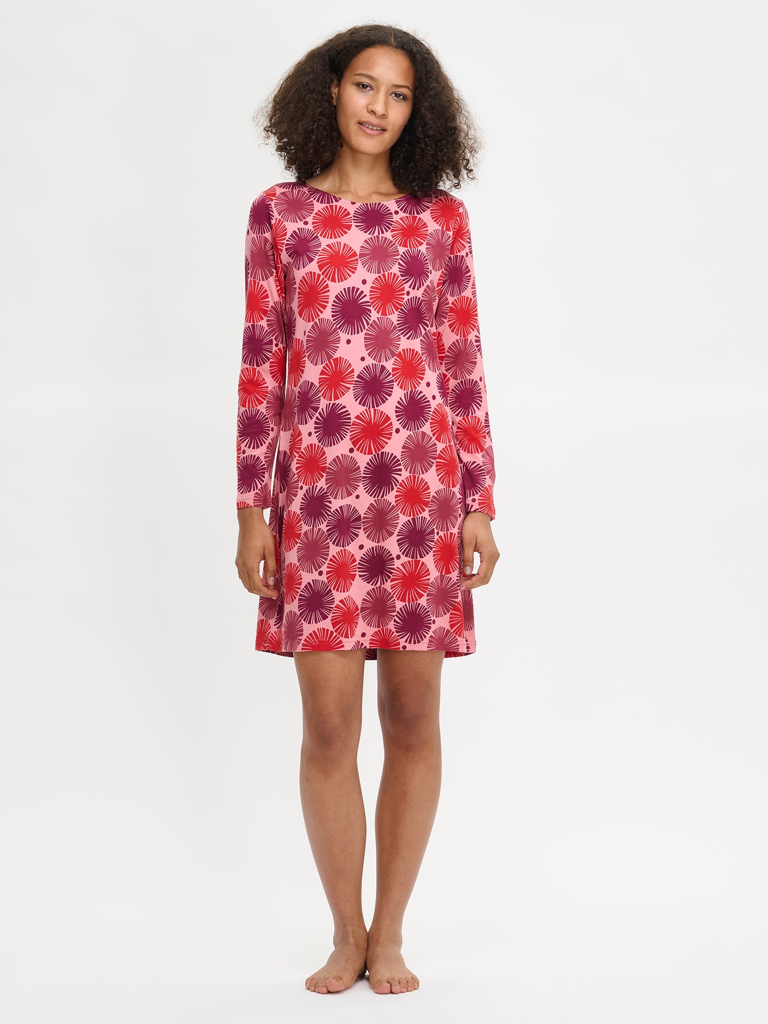 Nanson naisten punainen Amara-yöpaita, pitkät hihat ja ovaali pääntie, polvipituinen malli, mallin yllä kokokuvassa.