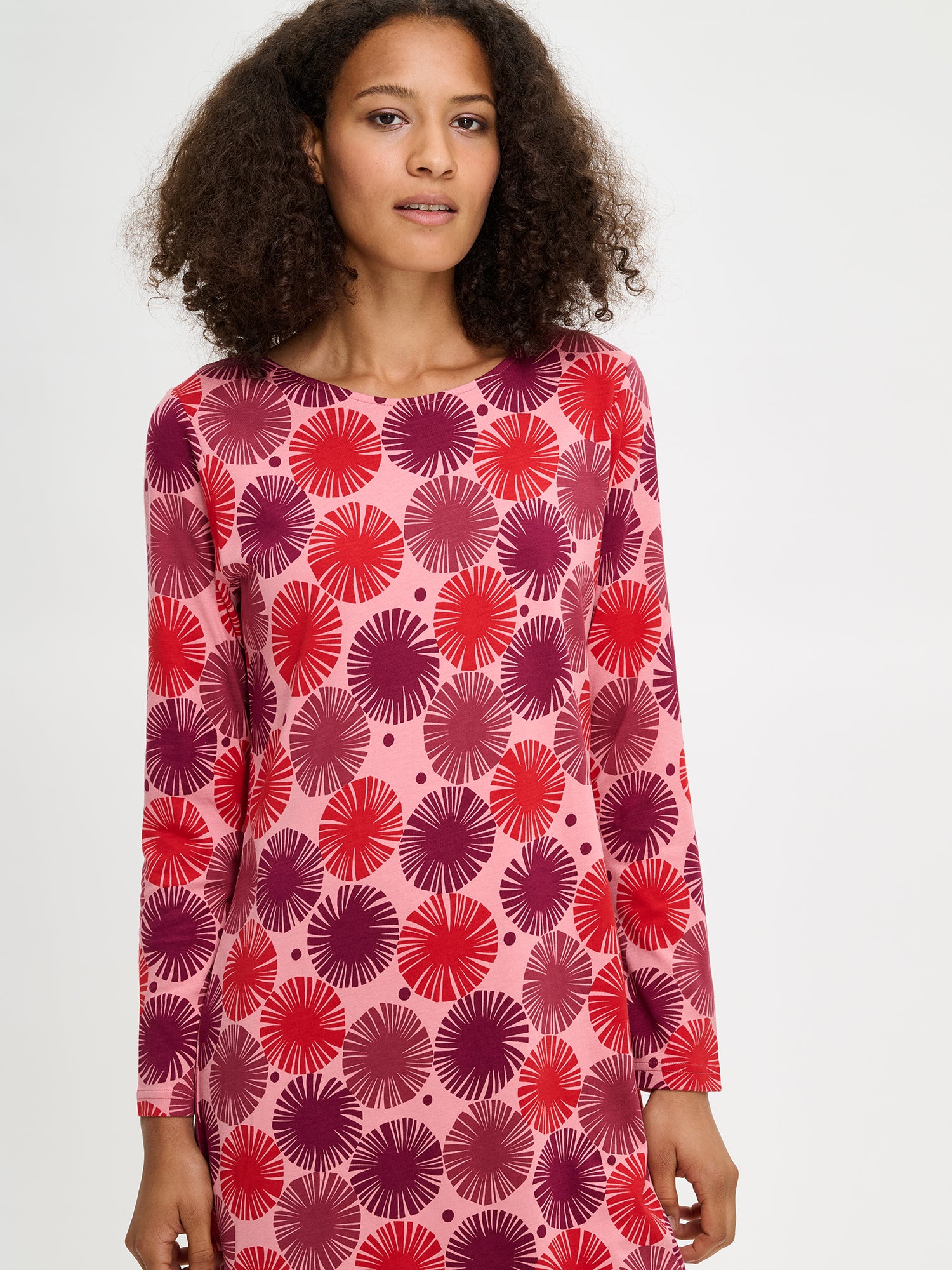 Nanson naisten punainen Amara-yöpaita, kuosillinen ja pehmeää puuvilla-modaalia, pitkät hihat, mallin yllä puolivartalokuvassa.