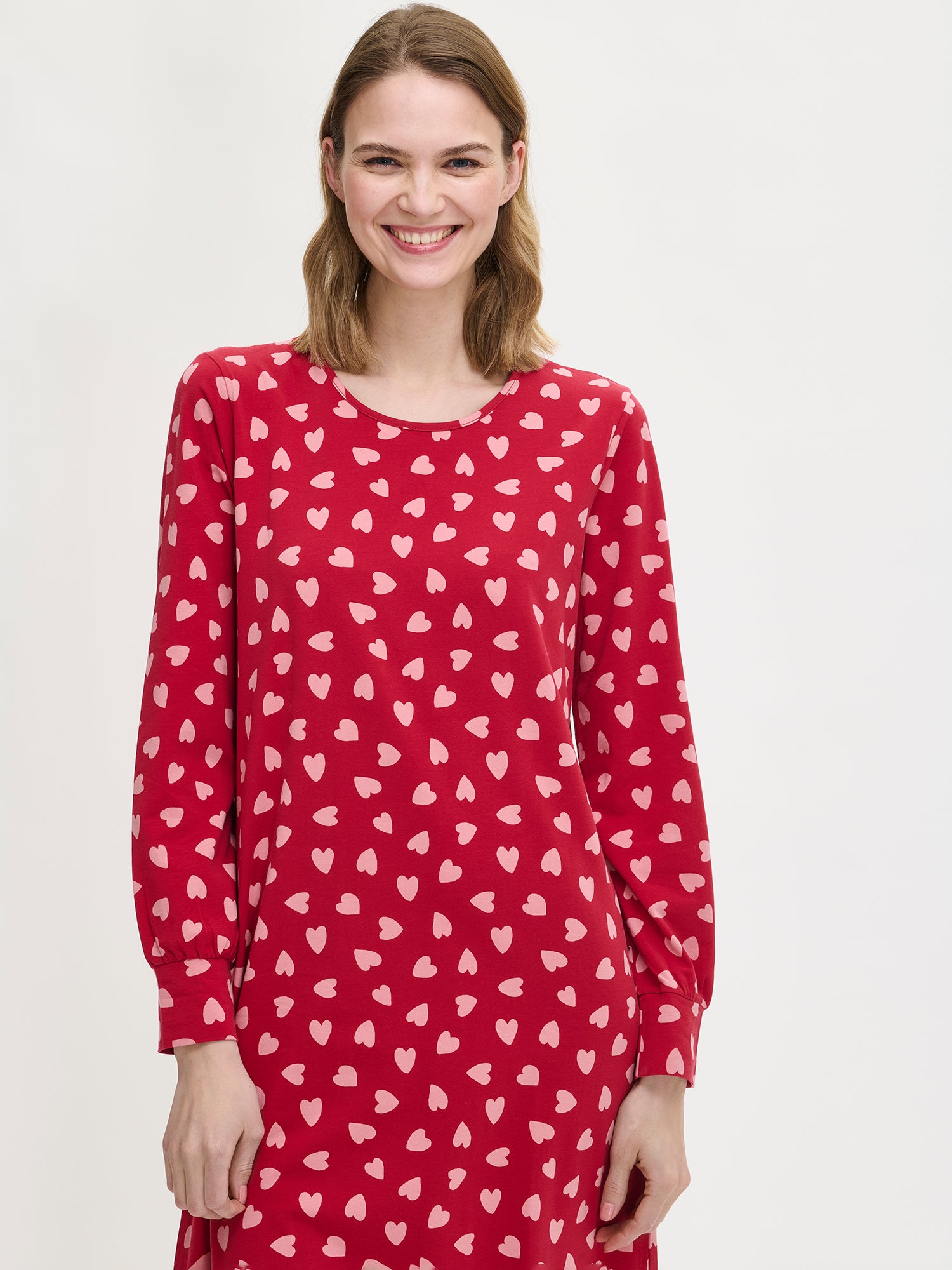 Nanso naisten kuosillinen pitkä Amor-yöpaita pitkillä hihoilla ja pyöreällä pääntiellä, mallin päällä, lähikuva.