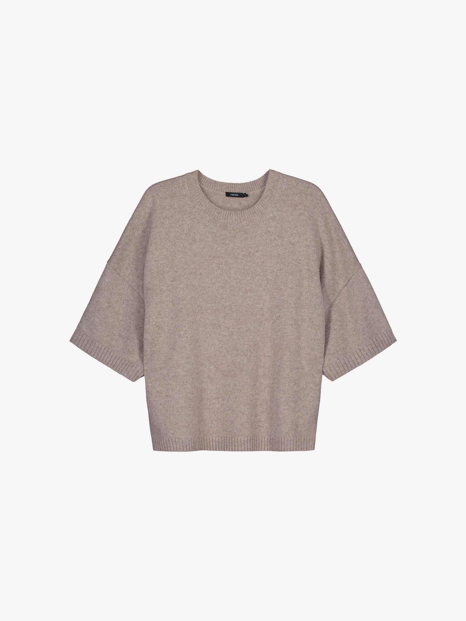 Naisten rento Oversize-tyylinen harmaanbeige Lana-neulepaita, jossa pyöreä resoripääntie, 1/2 pituiset hihat ja ribbineulos hihansuissa ja helmassa. Tuotekuva edestä.