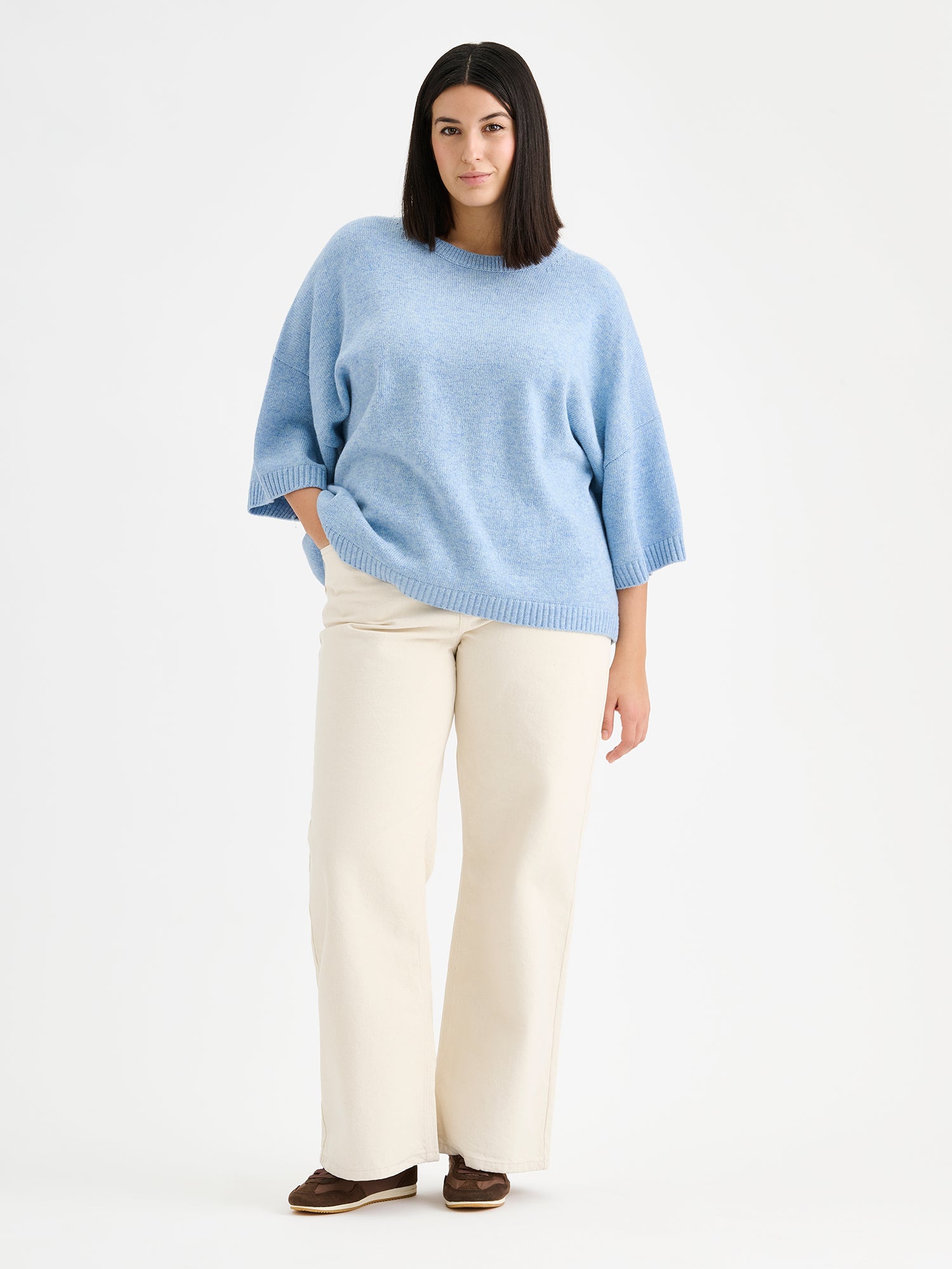 Nanson vaaleansininen lyhythihainen Lana neulepusero mallin päällä vaaleiden farkkujen kanssa