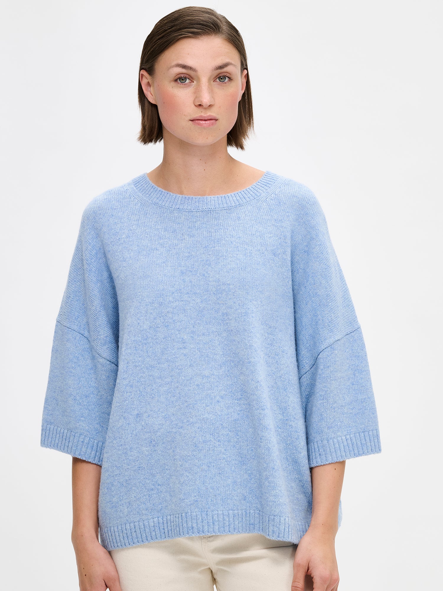 Naisten rento Oversize-tyylinen sininen Lana-neulepaita, jossa pyöreä resoripääntie, 1/2 pituiset hihat ja ribbineulos hihansuissa ja helmassa. Kuvattuna mallin päällä farkkujen kanssa, lähikuvassa.