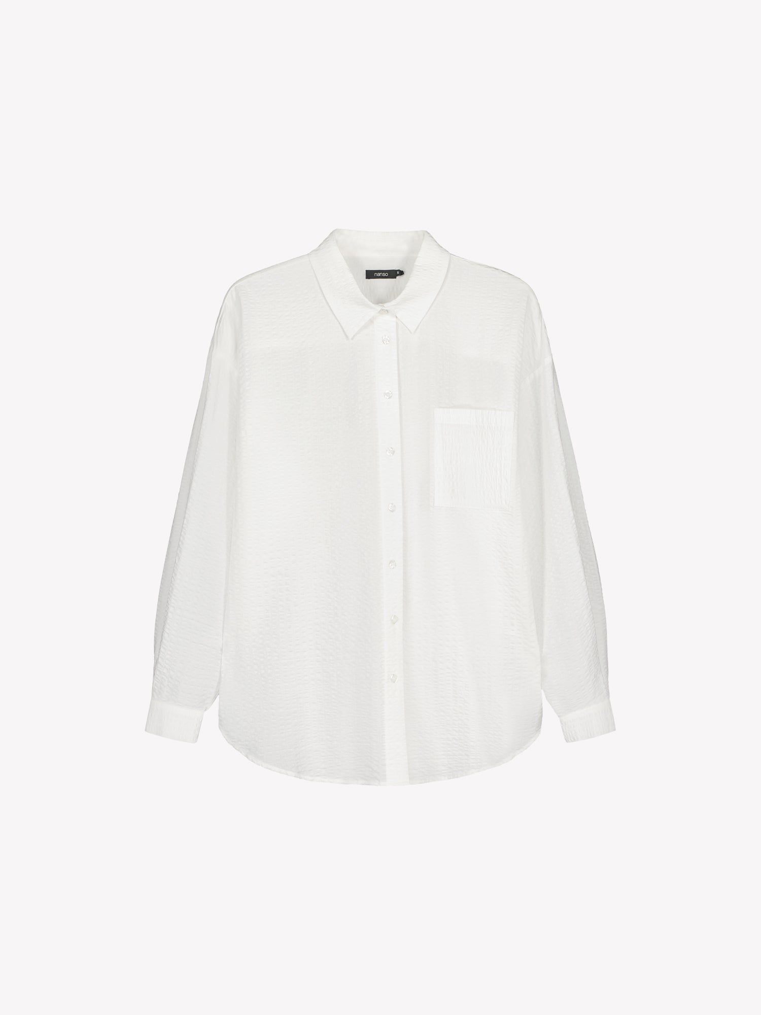 Nanson naisten tyylikäs sininen Maari-paitapusero, jossa kaulus, pudotettu olkalinja, rintatasku ja napit edessä. Kevyessä kudotussa materiaalissa on kaunis pintastruktuuri. Tuotekuva edestä.