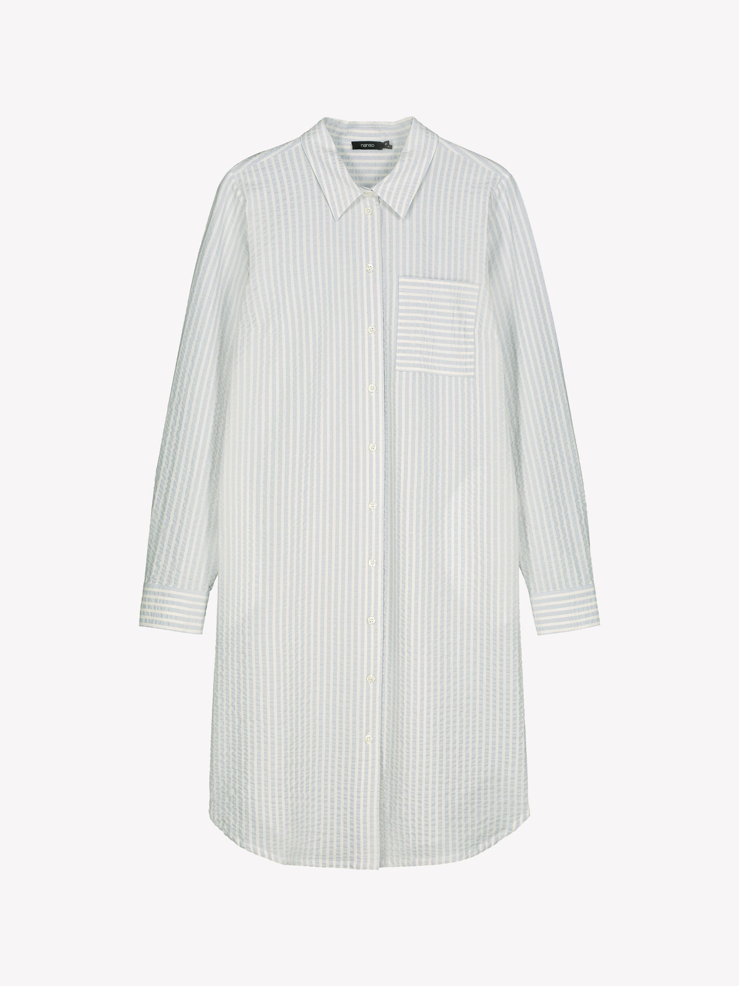 Nanson naisten raidallinen vaalean sininen Marea-paitamekko kauniilla pintastruktuurilla ja klassisella kauluksella. Mekossa on napitus, sivutaskut ja pyöristetty helma. Tuotekuva edestä.