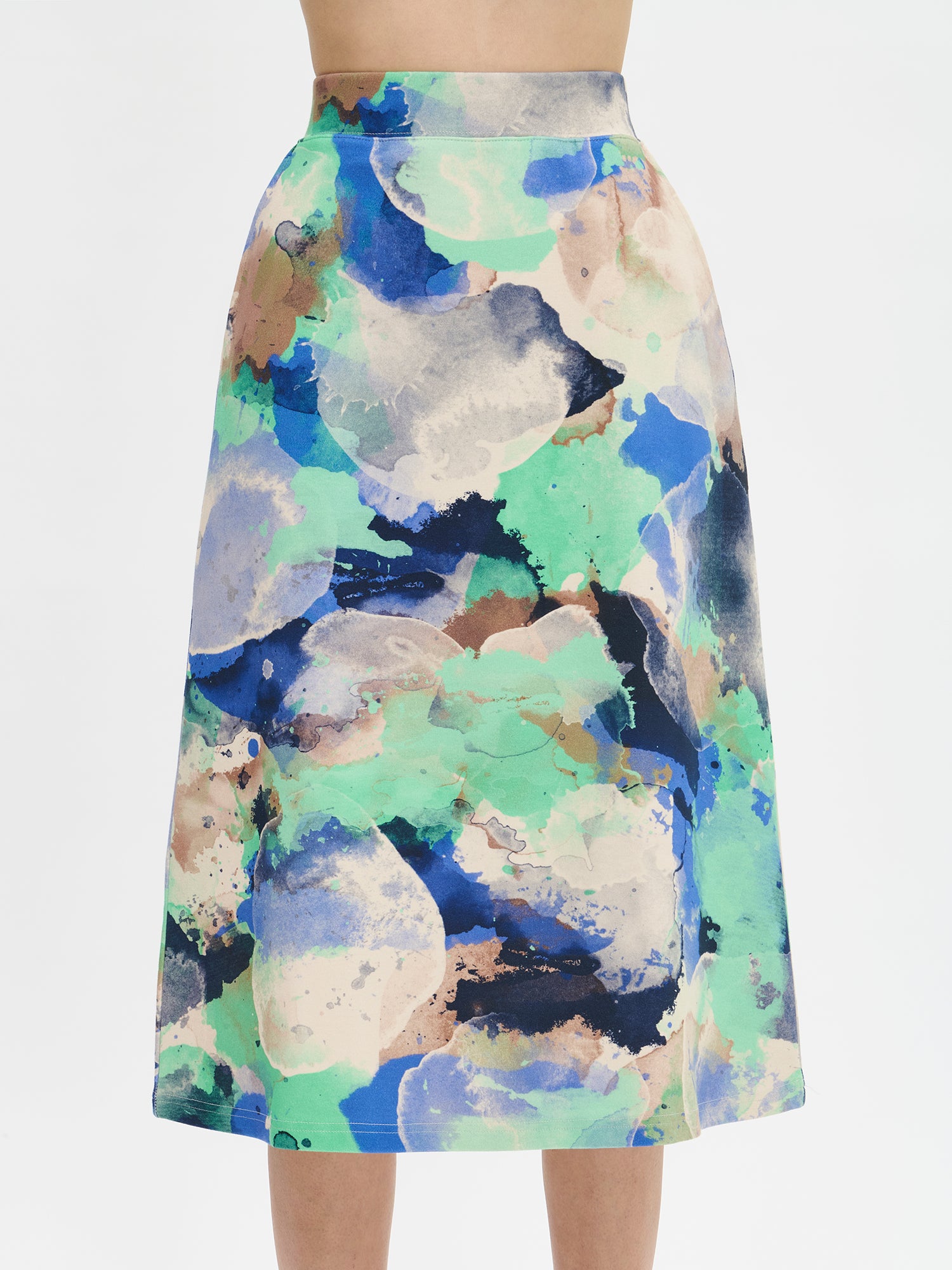 Naisten tyylikäs Sirius-hame näyttävällä abstraktilla kuosilla on malliltaan kauniin A-linjainen ja erittäin mukava päällä. Hameessa on taskut. Kuvassa mallin päällä, läheltä kuvattuna.