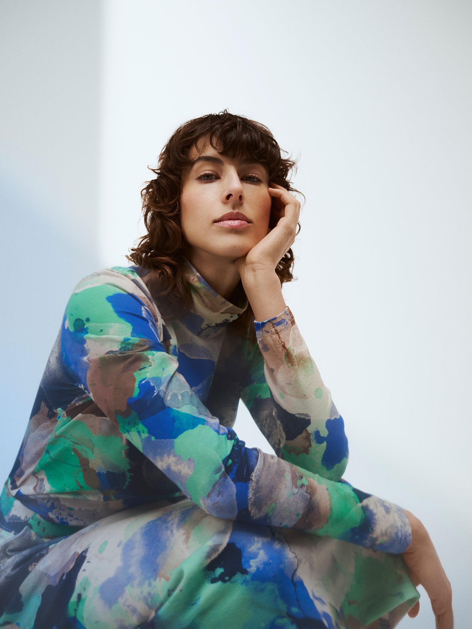 Naisten tyylikäs Sirius-hame näyttävällä abstraktilla kuosilla on malliltaan kauniin A-linjainen ja erittäin mukava päällä. Hameessa on taskut. Brändikuvassa mallin päällä.