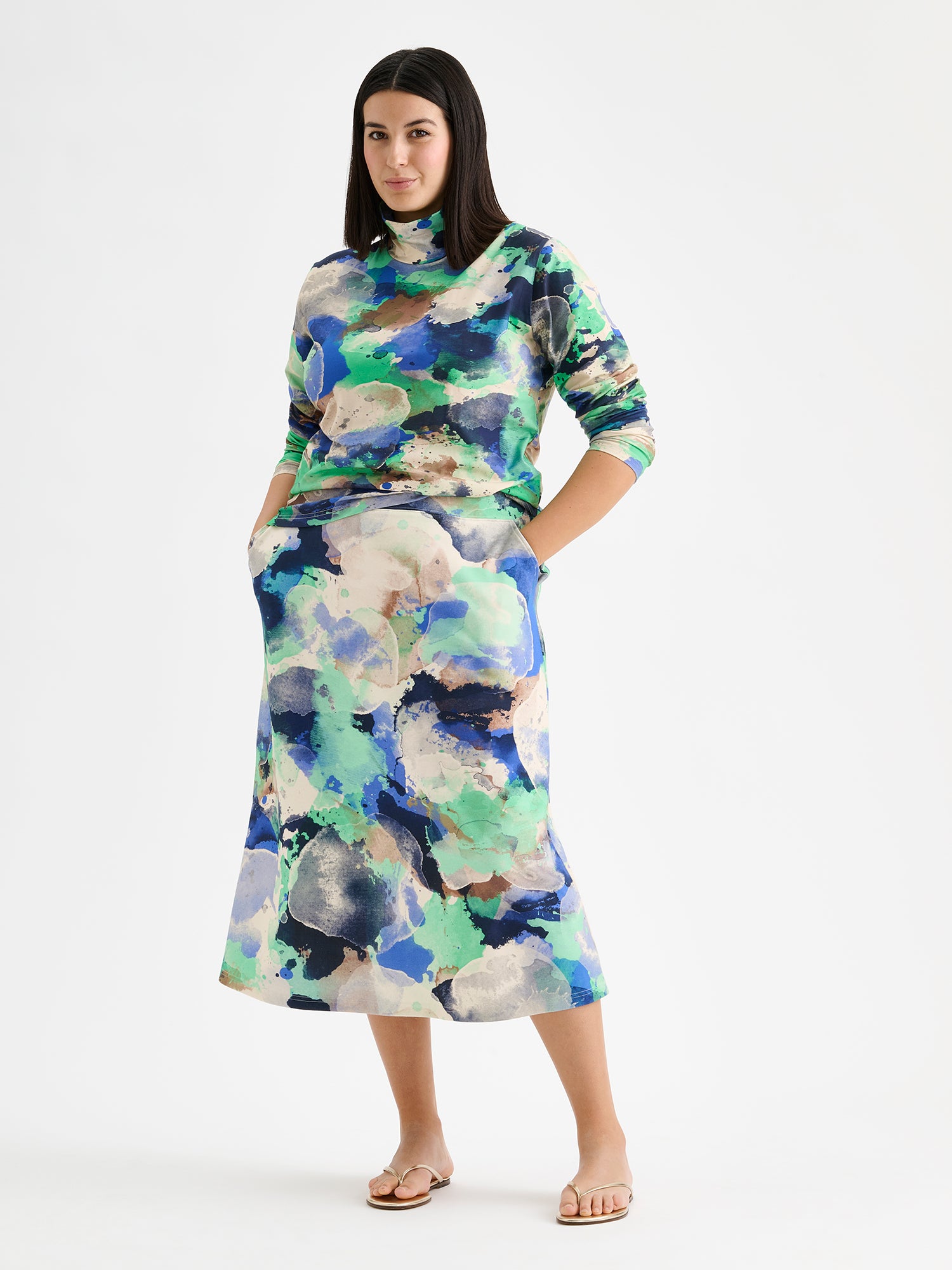 Nanson kuosilliset Sirius -poolo ja -hame mallin päällä