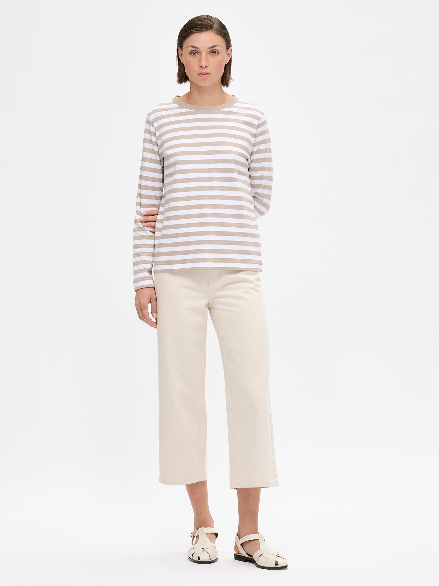 Naisten laadukas Raita Normi pusero klassisella raitakuosilla. Suoralinjaisessa t-paidassa on pyöreä ribbi pääntie ja täyspitkät hihat. Materiaali on laadukasta 100% luomupuuvillaneulosta. Kuvattuna mallin päällä edestä.