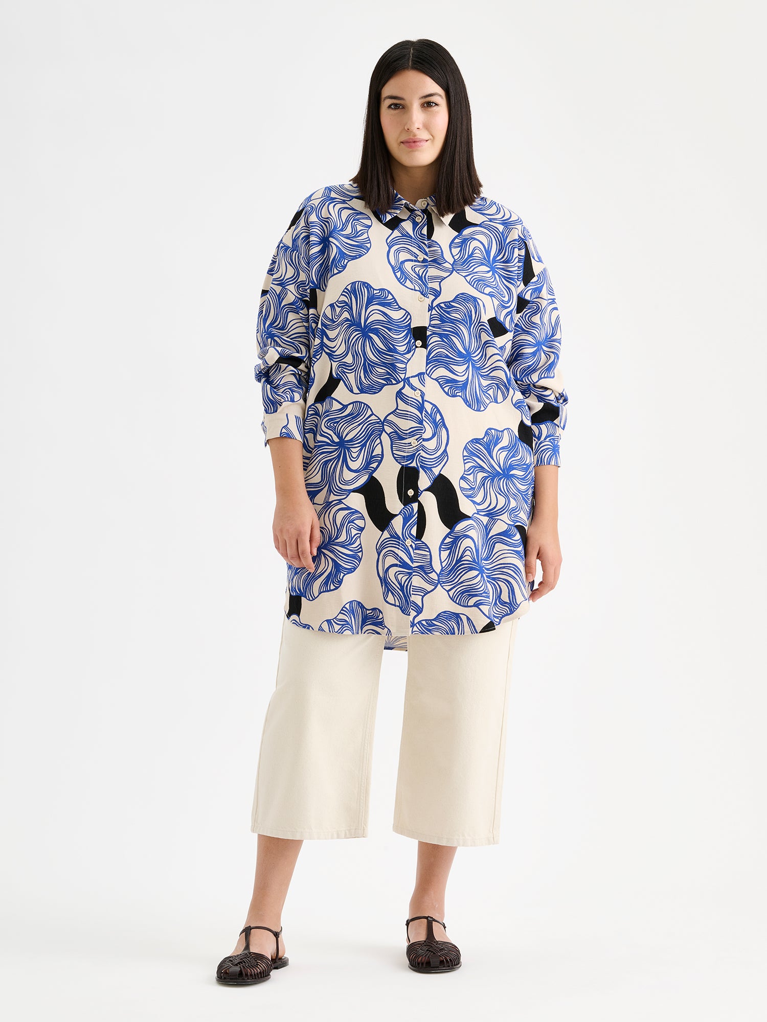 Nanson kuosillinen Kosmo -paitapusero mallin päällä vaaleiden cropattujen farkkujen kanssa.