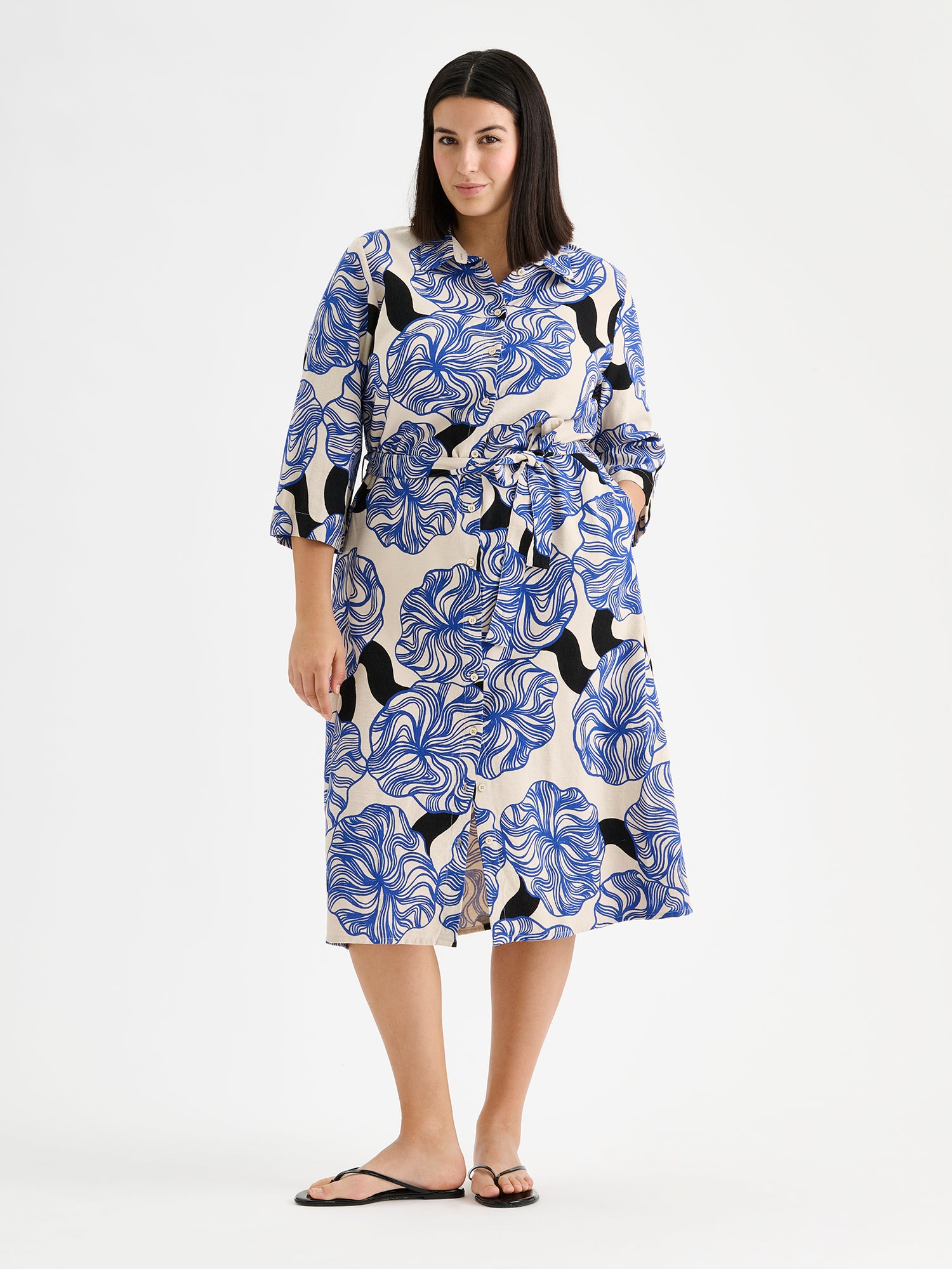 Nanson kuosillinen Kosmo -mekko mallin päällä.