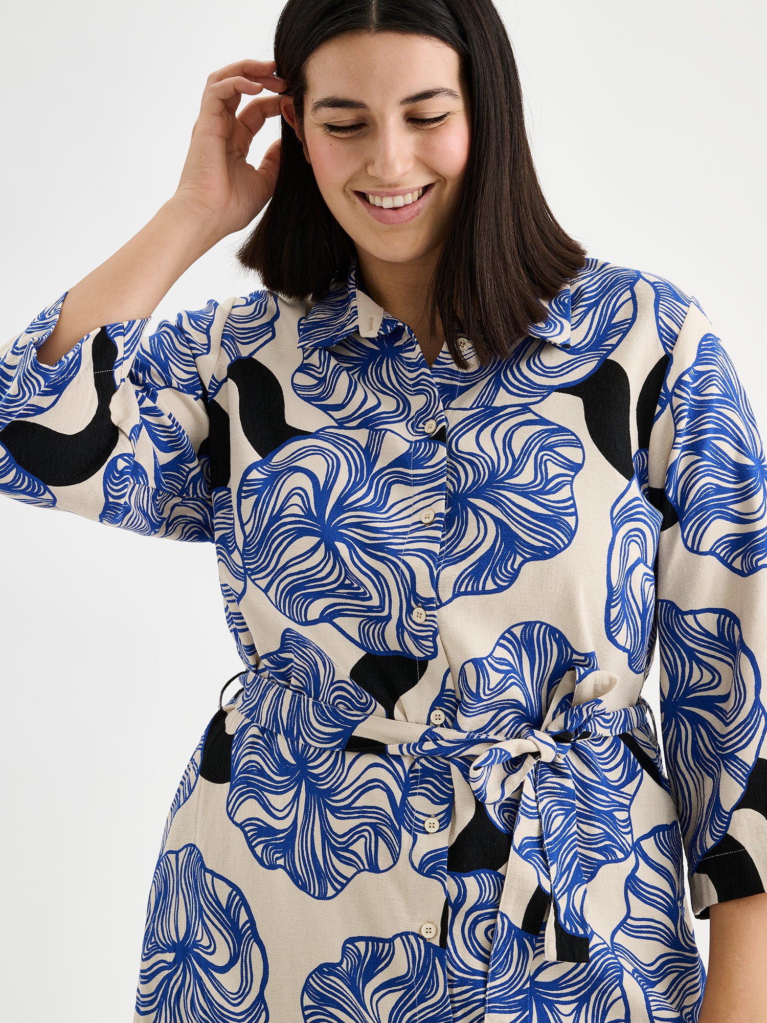 Nanson kuosillinen Kosmo -mekko mallin päällä lähikuvassa.