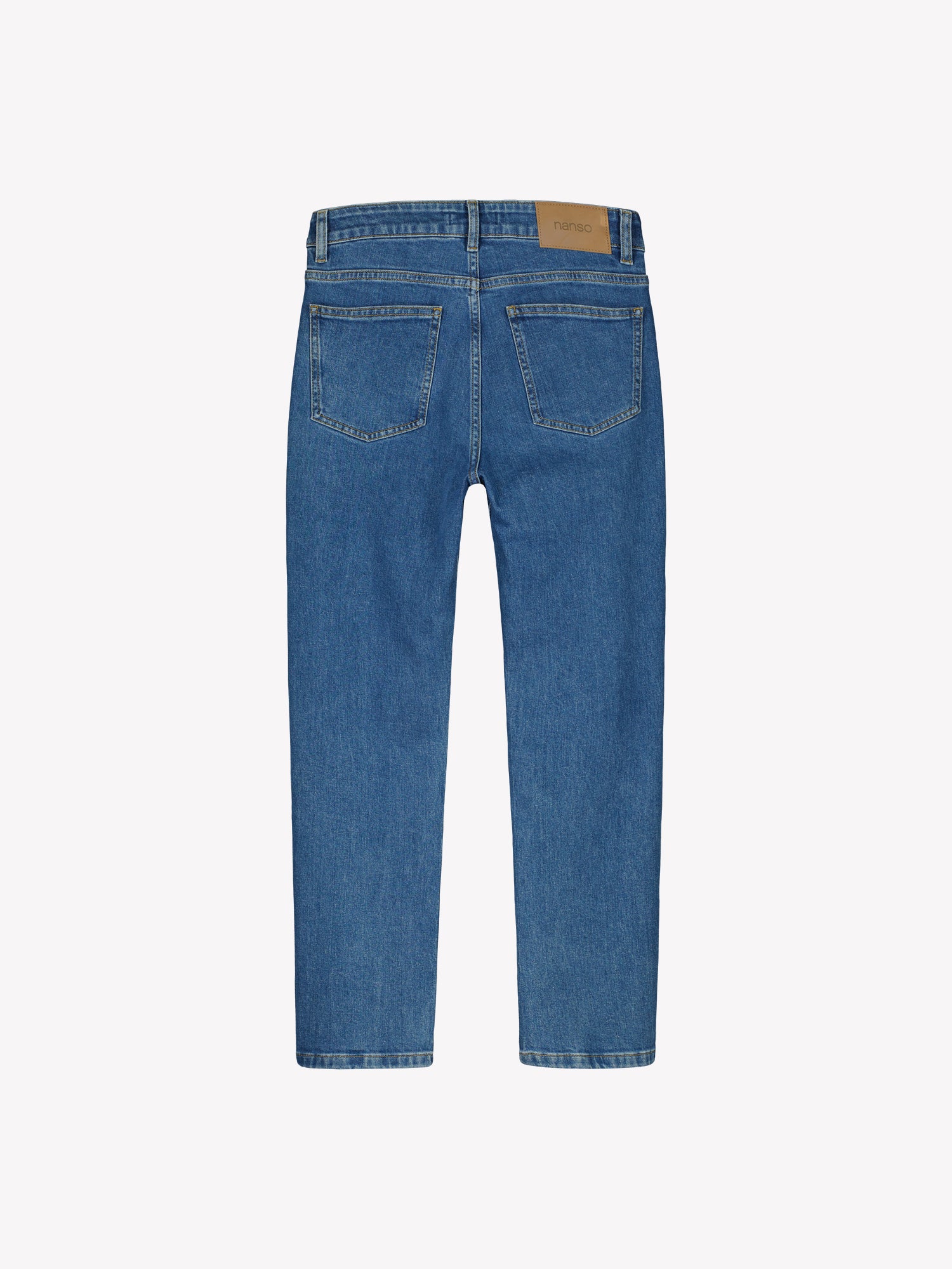 Naisten kapealahkeiset Cropped Kapee-farkut normaalikorkuisella vyötäröllä. Farkuissa on hieman kapenevat ja cropatut lahkeet. Tuotekuva takaa.