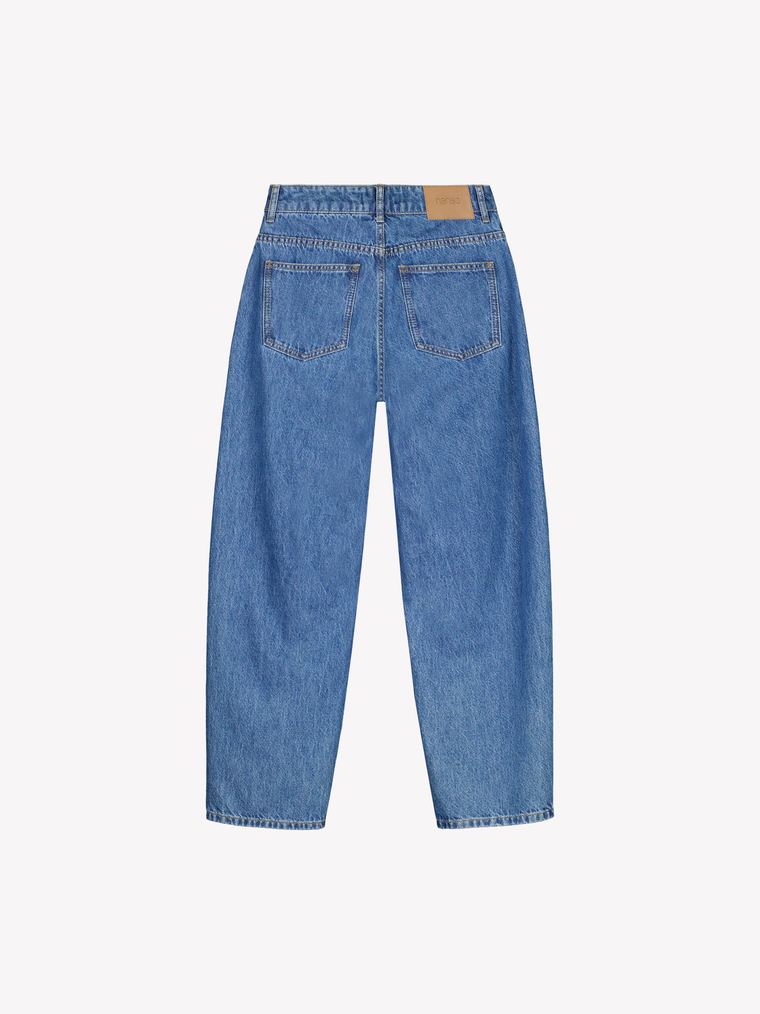 Nanson naisten barrel leg- tyyliset väljät siniset Rento-farkut. Farkuissa on normaalikorkuinen vyötärö, edessä vetoketju ja nappikiinnitys. Lahkeet ovat väljät ja kapenevat hieman kohti lahkeensuuta. Tuotekuva takaa.