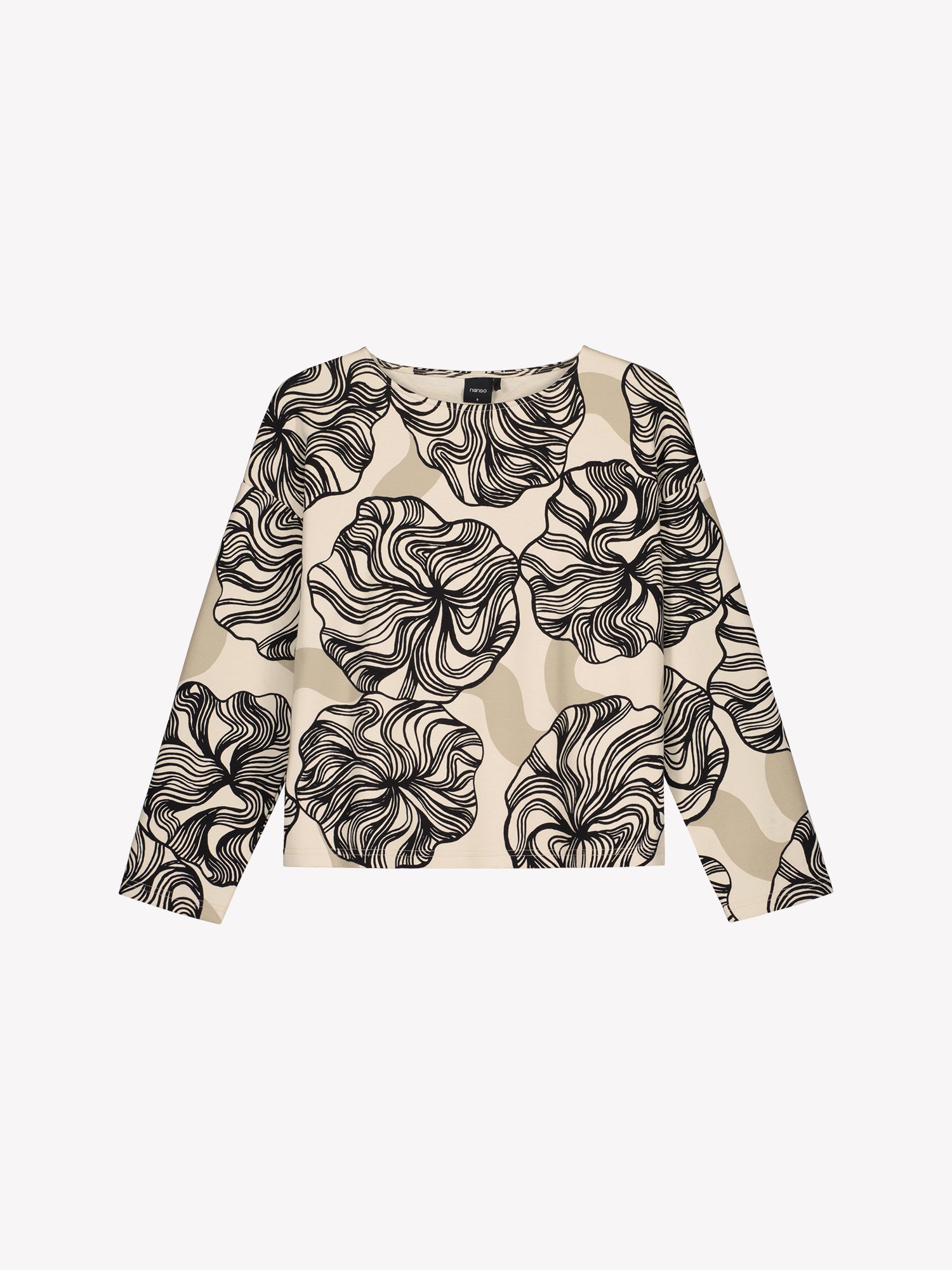 Naisten tyylikäs Kosmo-pusero näyttävällä graafisella kuosilla. Puserossa on venepääntie, pudotettu olkalinja ja täyspitkät hihat. Puseron helmassa on halkiot. Tuotekuva edestä päin.