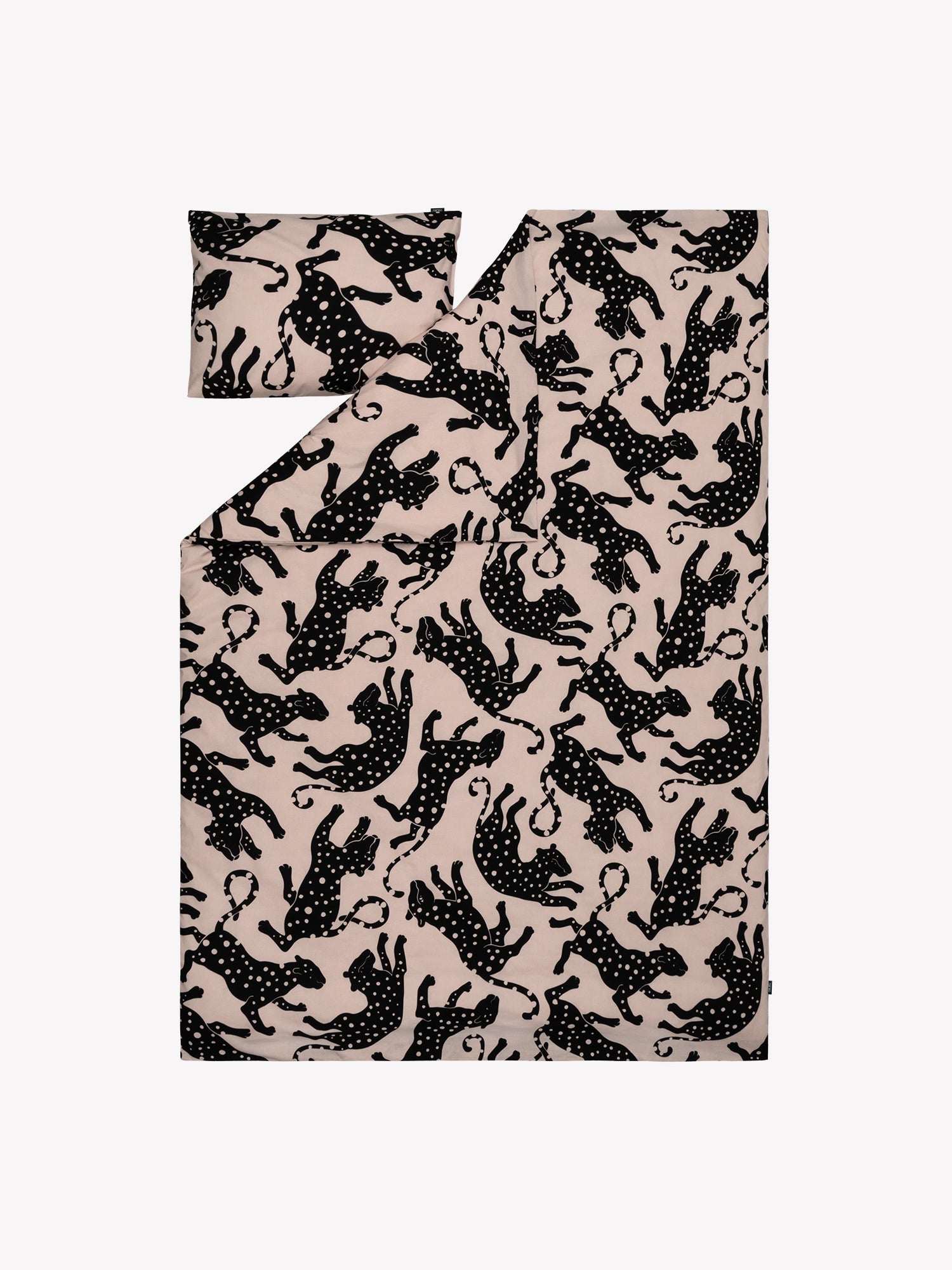 Ihana lahjasetti, joka sisältää suositut Leonora-kuosilliset tuotteet: LEONORA MINI kosmetiikkalaukun beigenä, LEONORA pussilakanasetin vaaleanpunaisena sekä LEONORA torkkupeiton vaaleanpunaisena. Kuva 6