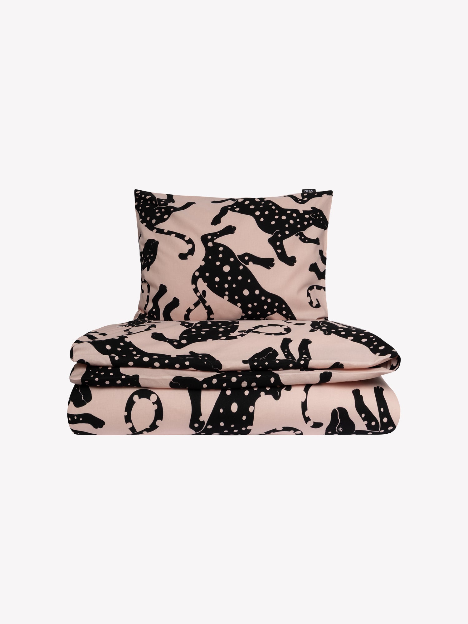 Ihana lahjasetti, joka sisältää suositut Leonora-kuosilliset tuotteet: LEONORA MINI kosmetiikkalaukun beigenä, LEONORA pussilakanasetin vaaleanpunaisena sekä LEONORA torkkupeiton vaaleanpunaisena. Kuva 1