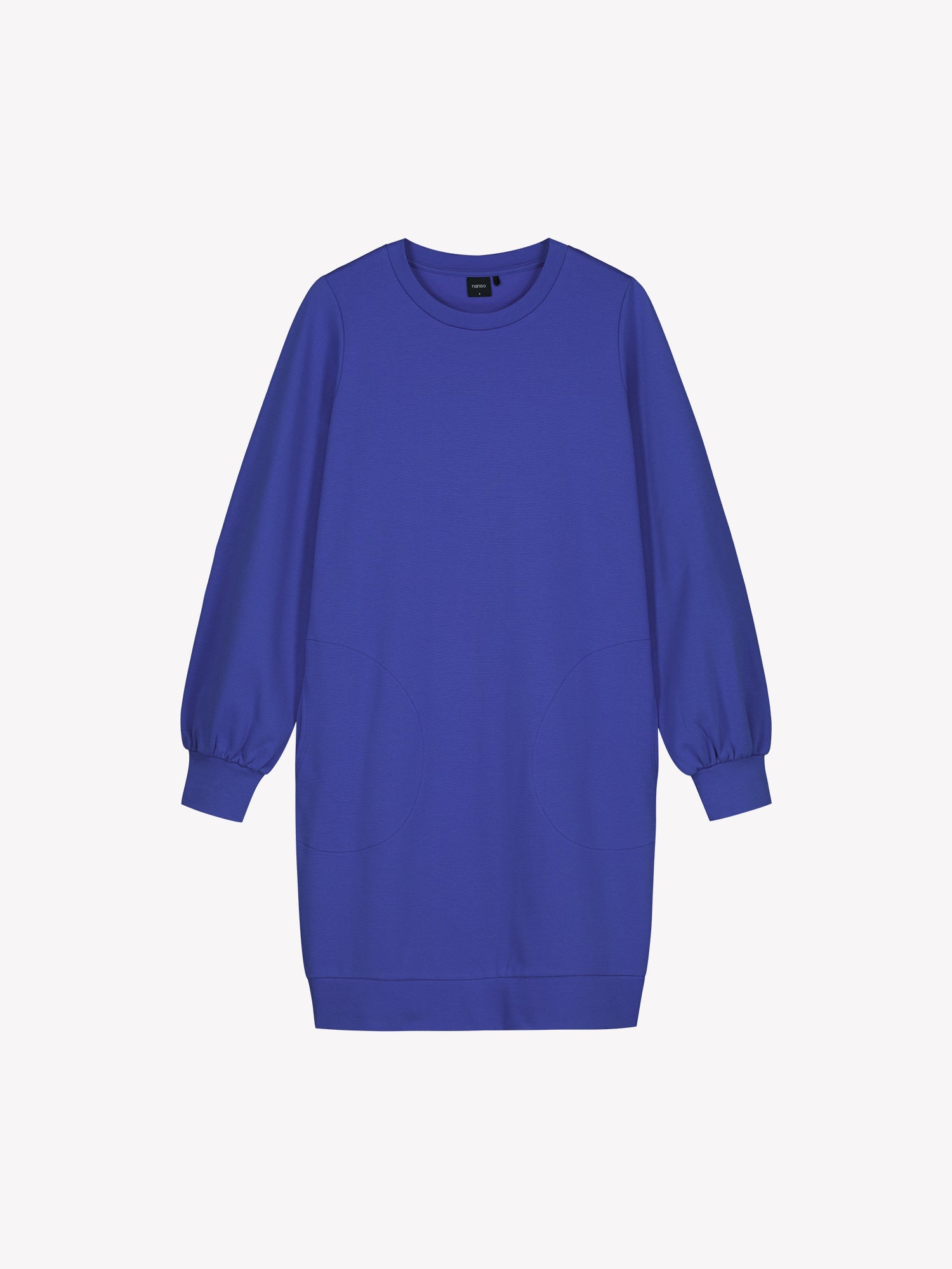 Naisten rento ja mukava sininen Leija-mekko. Suoralinjaisessa mekossa on pyöreä pääntie, sivuissa taskut ja kauniisti hihansuihin poimuttuvat täyspitkät hihat. Tuotekuva edestä.