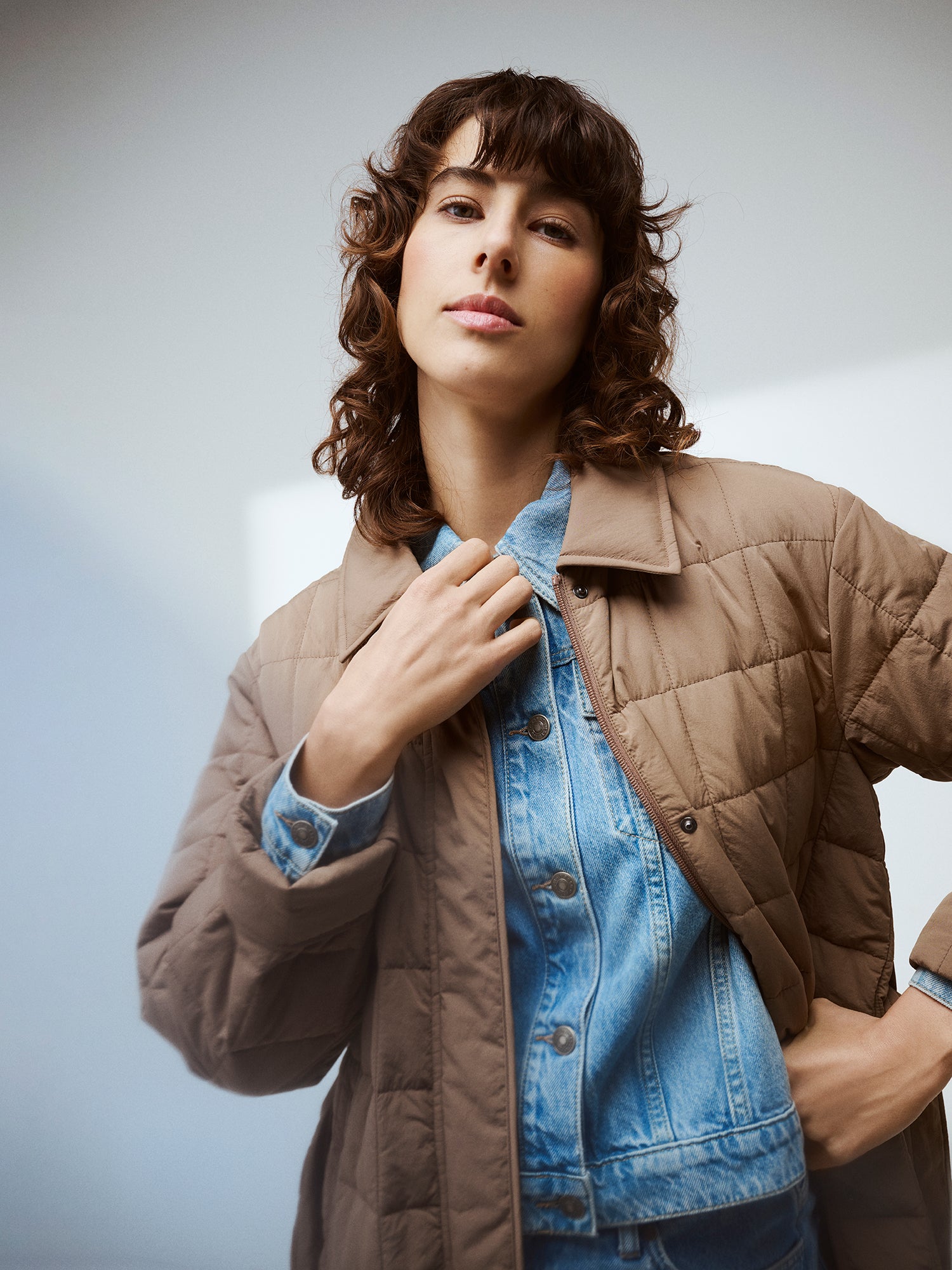 Nanson beige Marje tikkitakki kevyellä vanulla. Takissa on klassiset kaulukset ja edessä nepparikiinnitys. Takin väljyyttä saa kurottua vyöllä ja edessä on listataskut. Brändikuvassa mallin päällä läheltä kuvattuna.