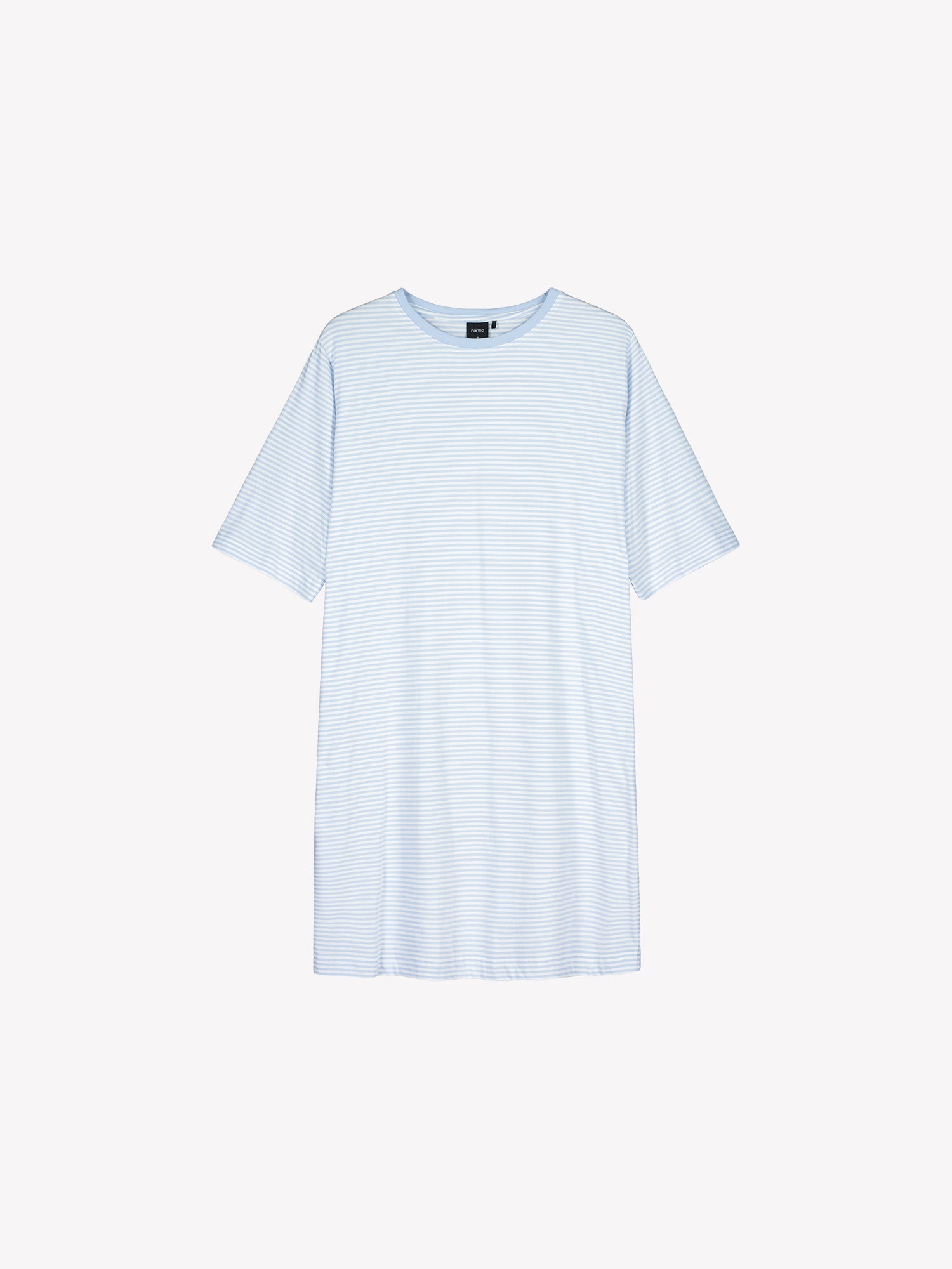 Naisten raikkaan sininen raidallinen Tyyni-yöpaita tuotekuvassa.