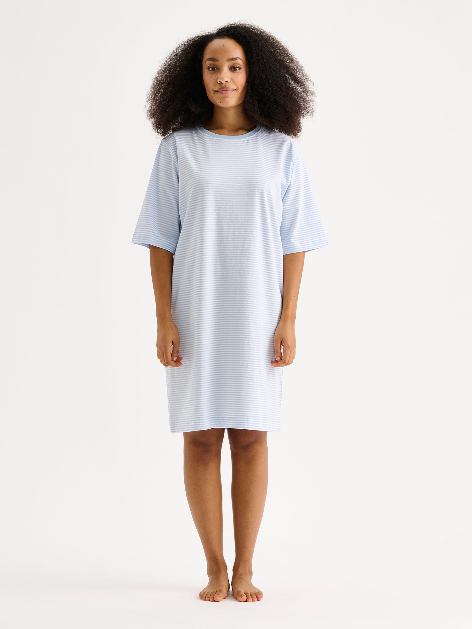 Naisten raikkaan sininen raidallinen Tyyni-yöpaita mallin päällä edestä päin.