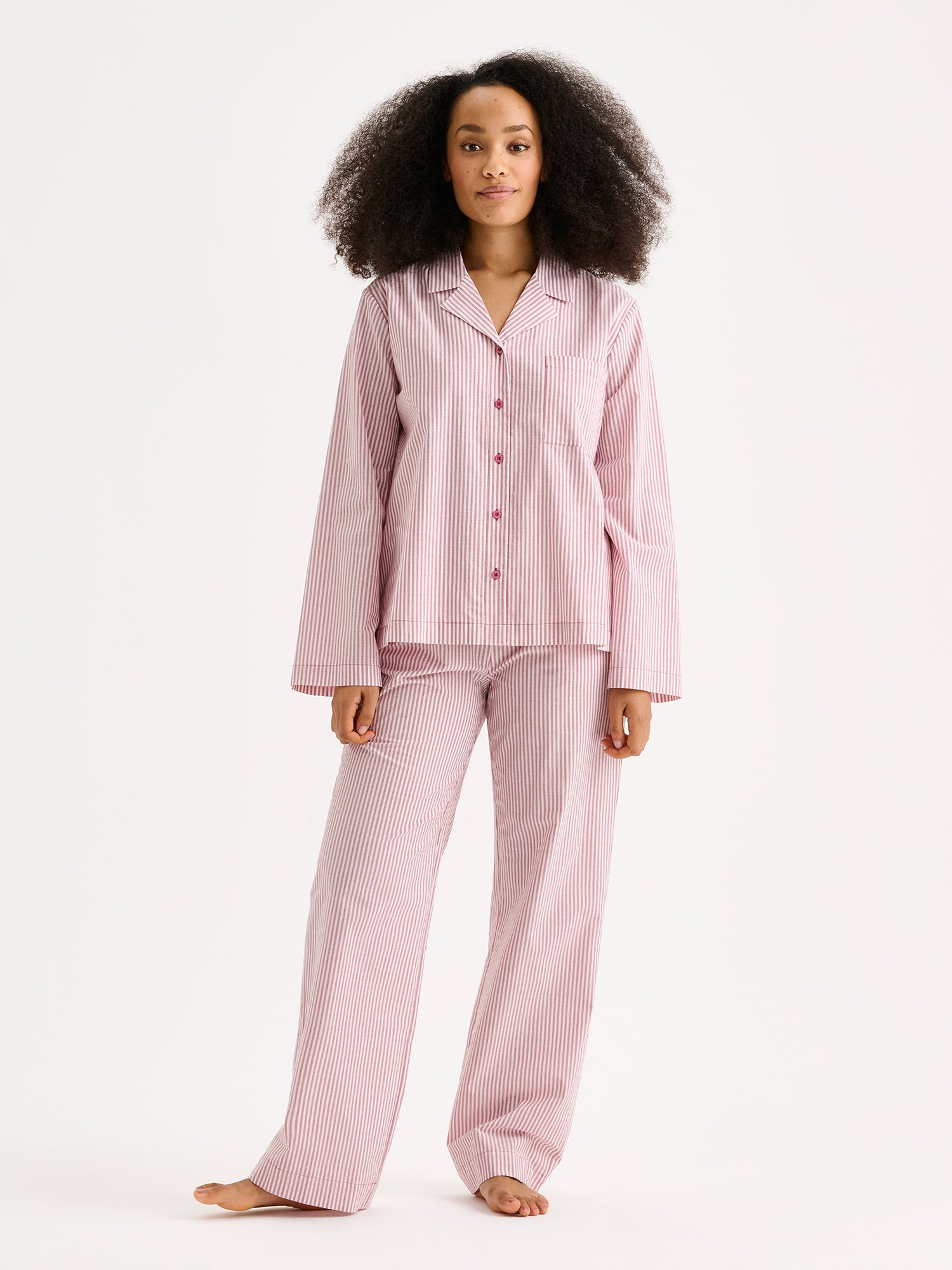 Naisten puna-valko-raidallinen Tauko-paitapusero Tauko housujen kanssa mallin päällä.