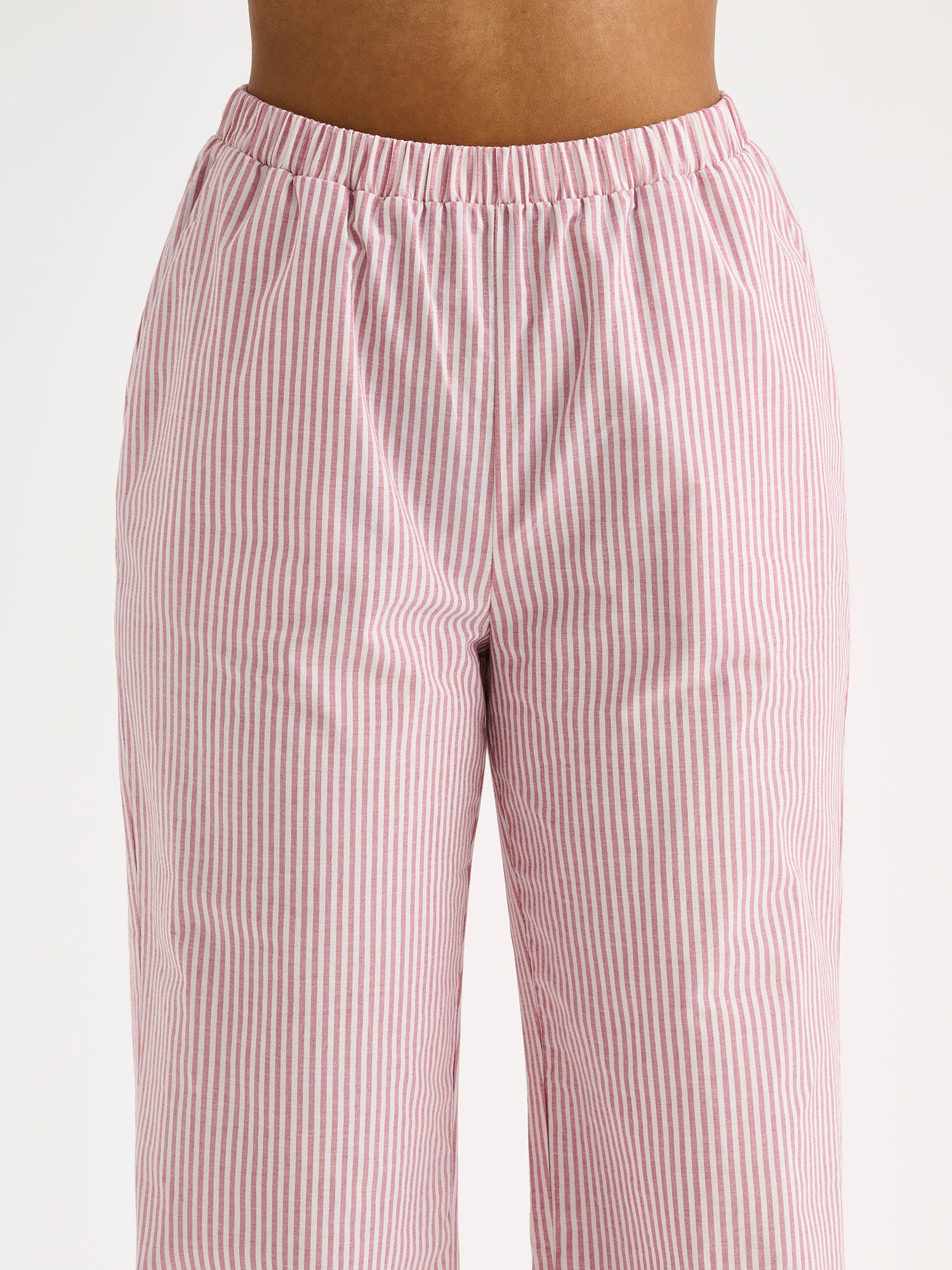 Naisten tyylikkäät, ihanan kevyet ja mukavat raidalliset Tauko-housut mallin päällä lähikuvassa.