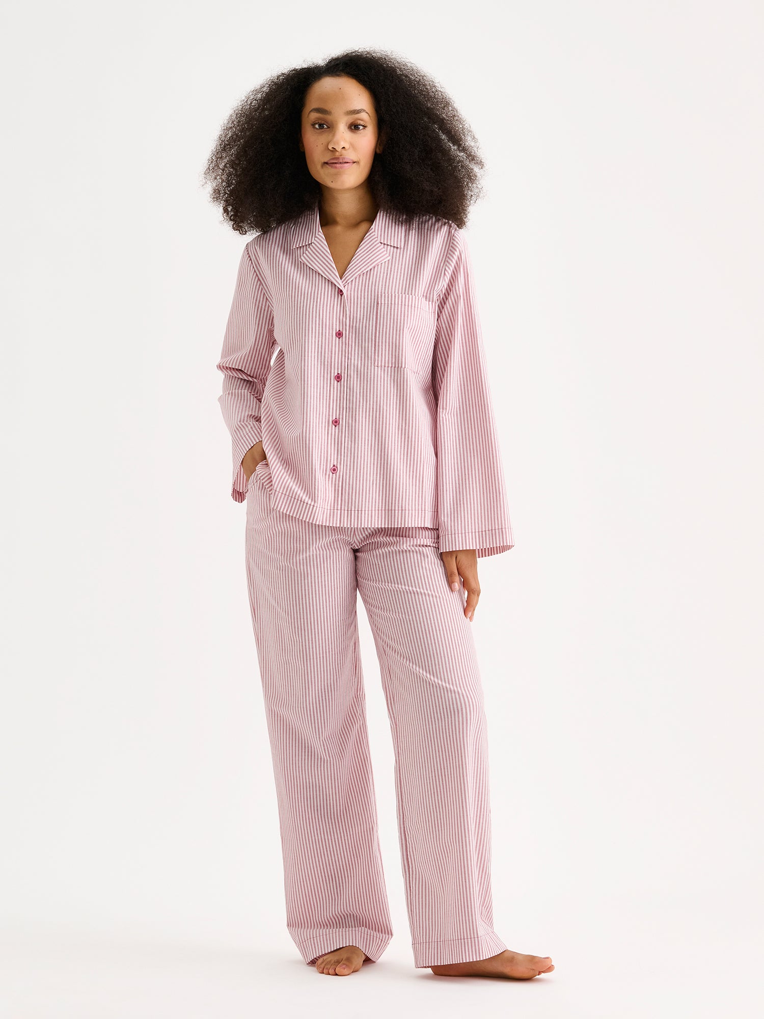 Naisten puna-valko-raidallinen Tauko-paitapusero Tauko housujen kanssa mallin päällä.