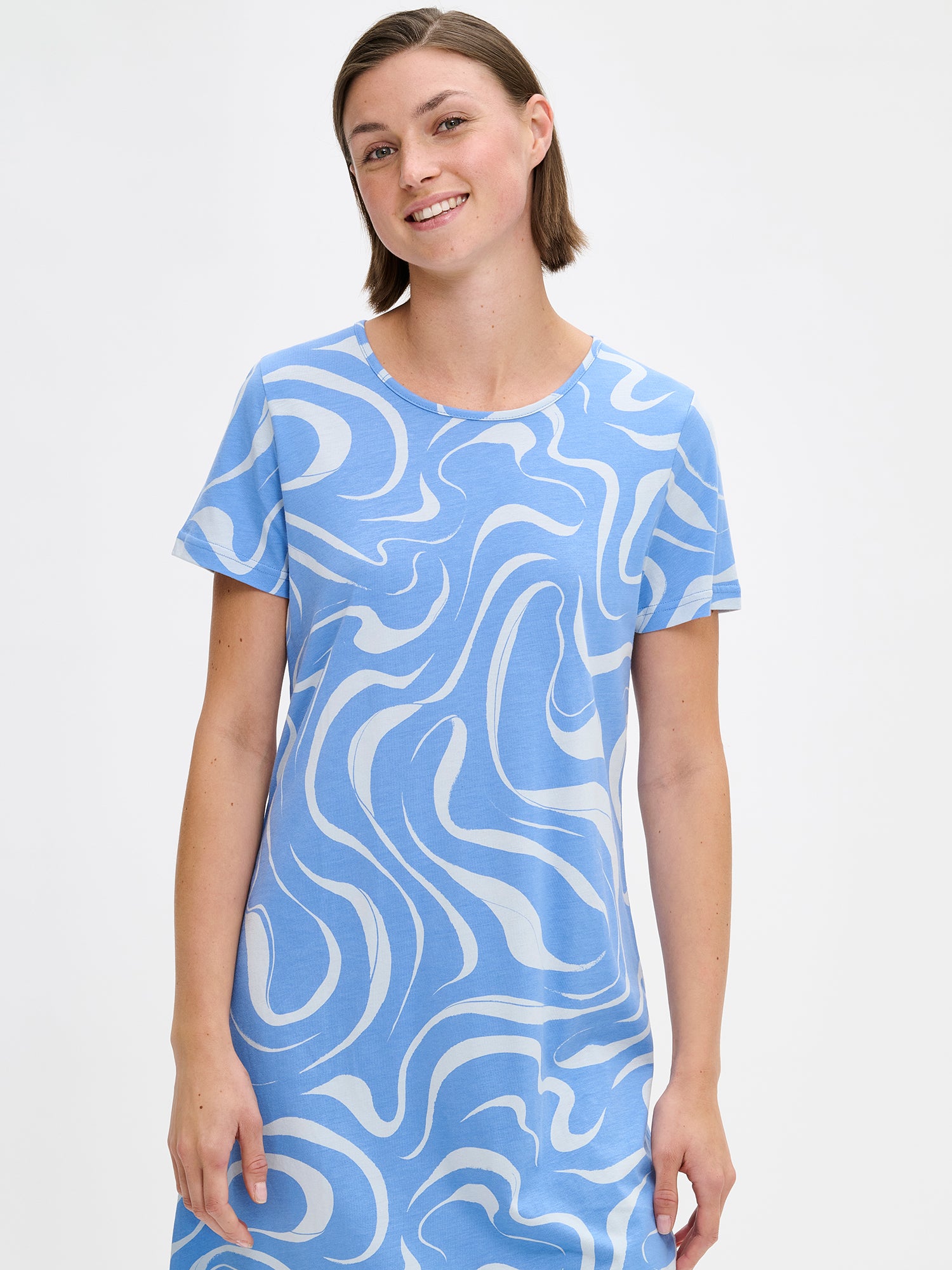 Nanson naisten sininen kuosillinen Vesi-yöpaita lyhyillä hihoilla ja pyöreällä pääntiellä. Materiaalinen pehmeä puuvilla-modaali. Kuvassa mallin päällä edestä läheltä.