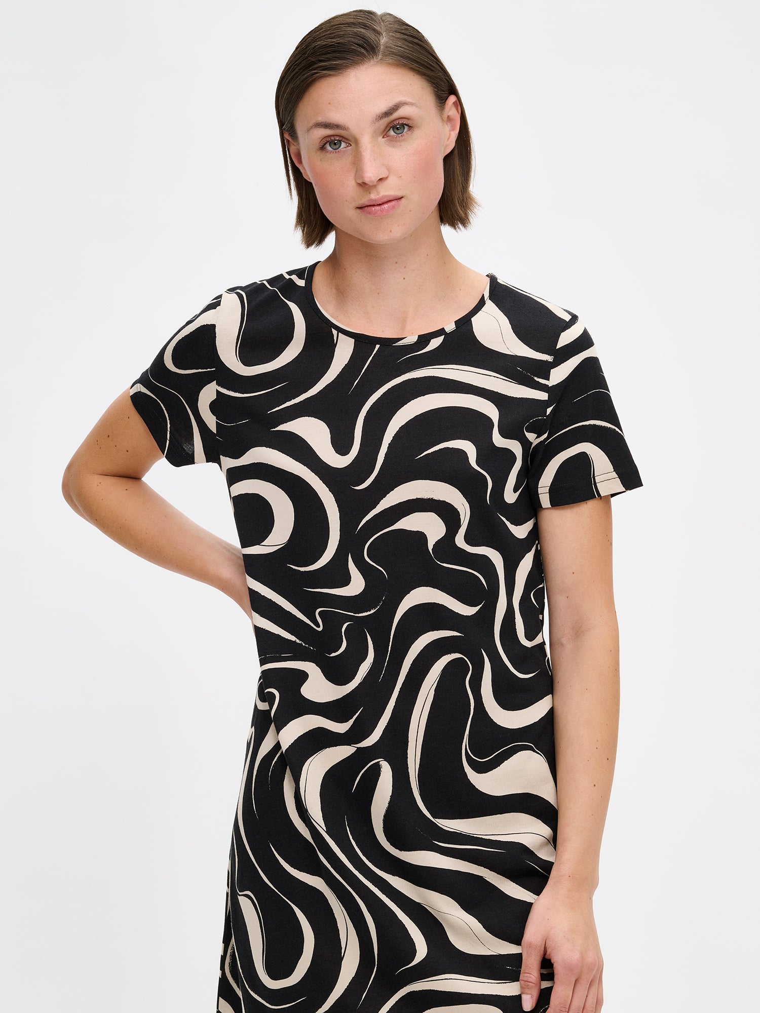 Nanson naisten beige kuosillinen Vesi-yöpaita lyhyillä hihoilla ja pyöreällä pääntiellä. Materiaalinen pehmeä puuvilla-modaali. Kuvassa mallin päällä edestä läheltä.