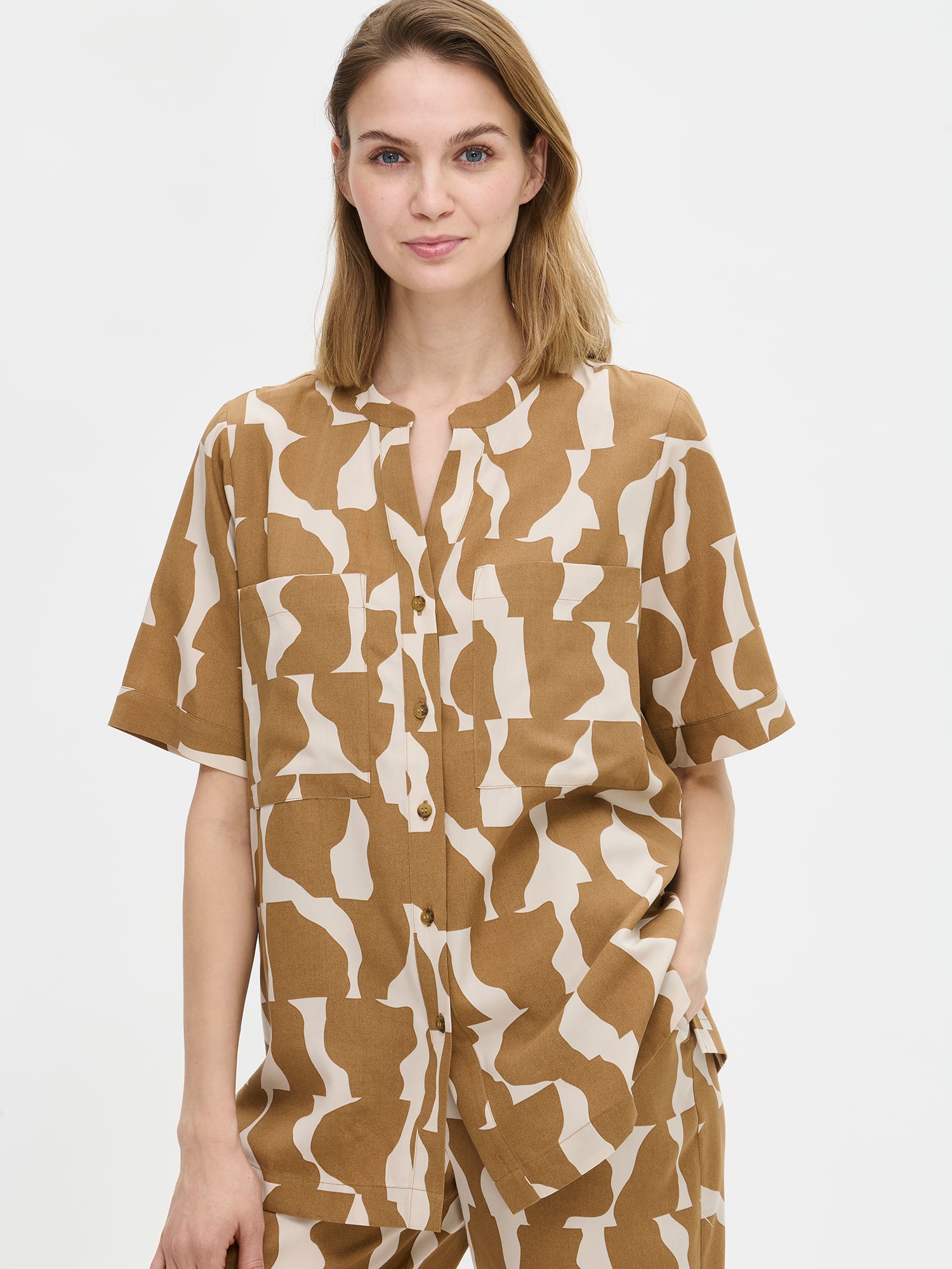 Naisten ihanan rento ja tyylikäs kuosillinen Soraja-pusero ja -housut mallin yllä edestä kuvattuna läheltä.