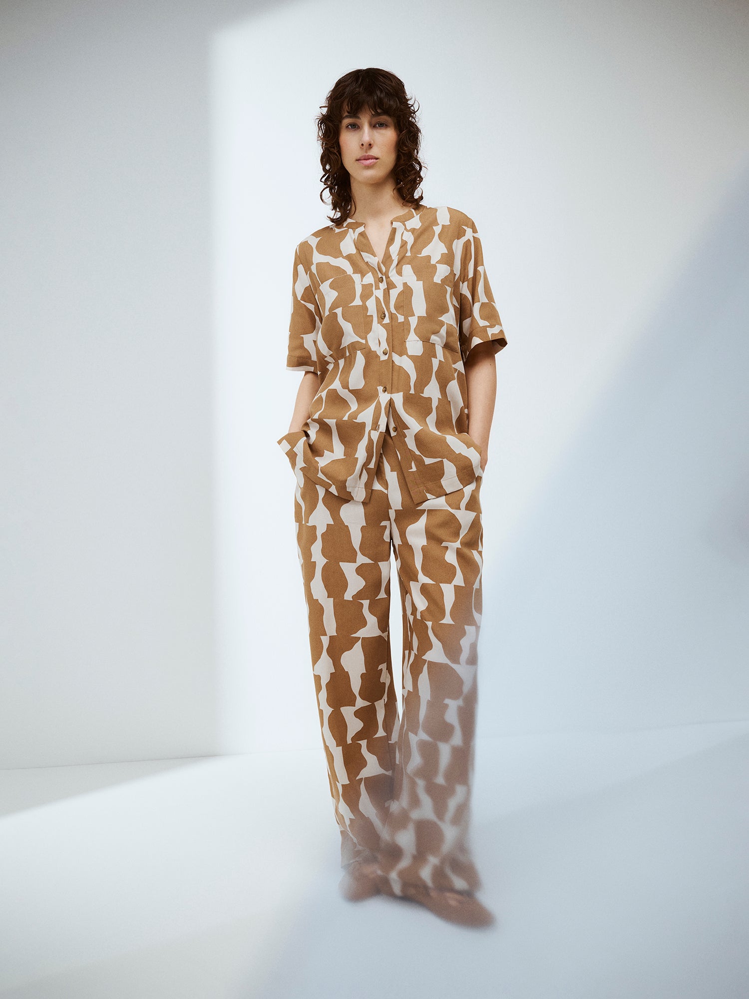 Naisten ihanan rento ja tyylikäs kuosillinen Soraja-pusero ja -housut mallin yllä edestä kuvattuna.