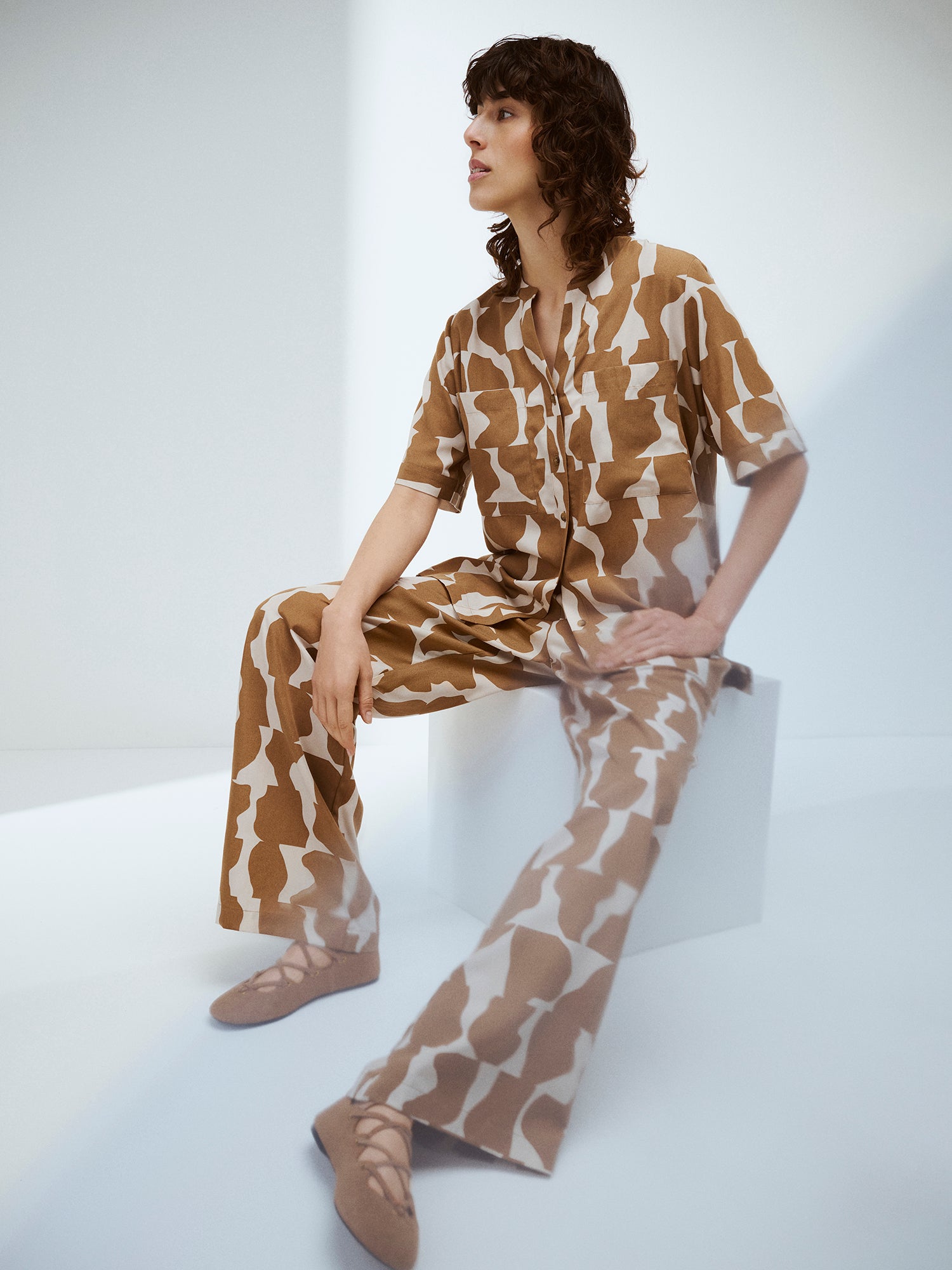 Naisten ihanan rento ja tyylikäs kuosillinen Soraja-pusero ja -housut istuvan mallin yllä edestä kuvattuna.