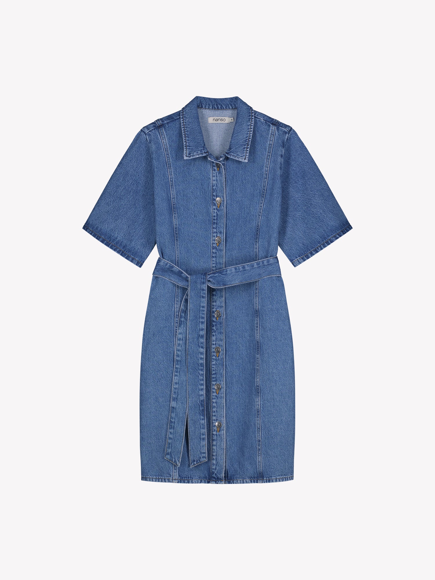 Naisten trendikäs Doris-farkkumekko klassisessa denim -sävyssä tuotekuvassa.