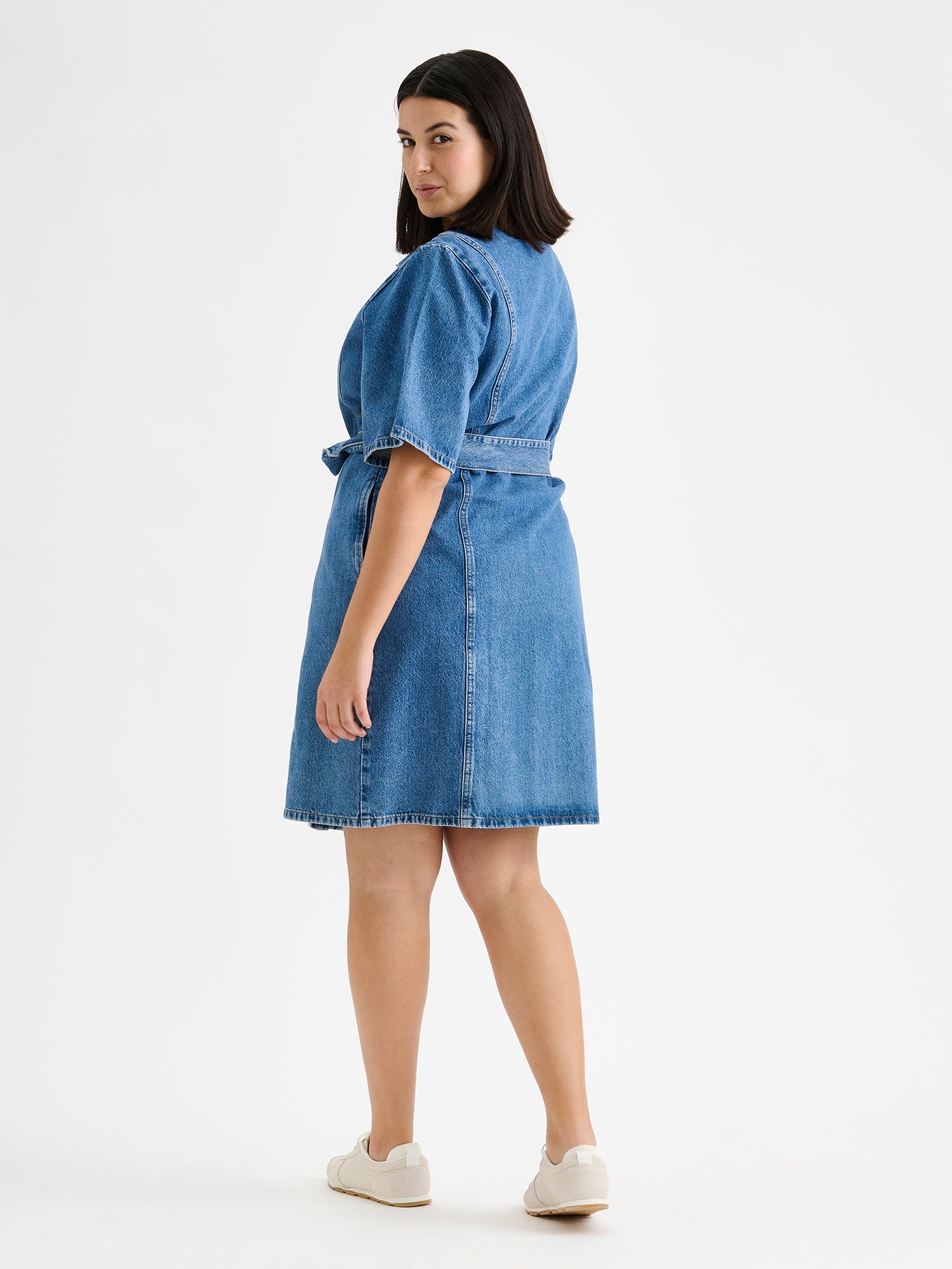 Nanson Doris -farkkumekko mallin päällä takaa kuvattuna.