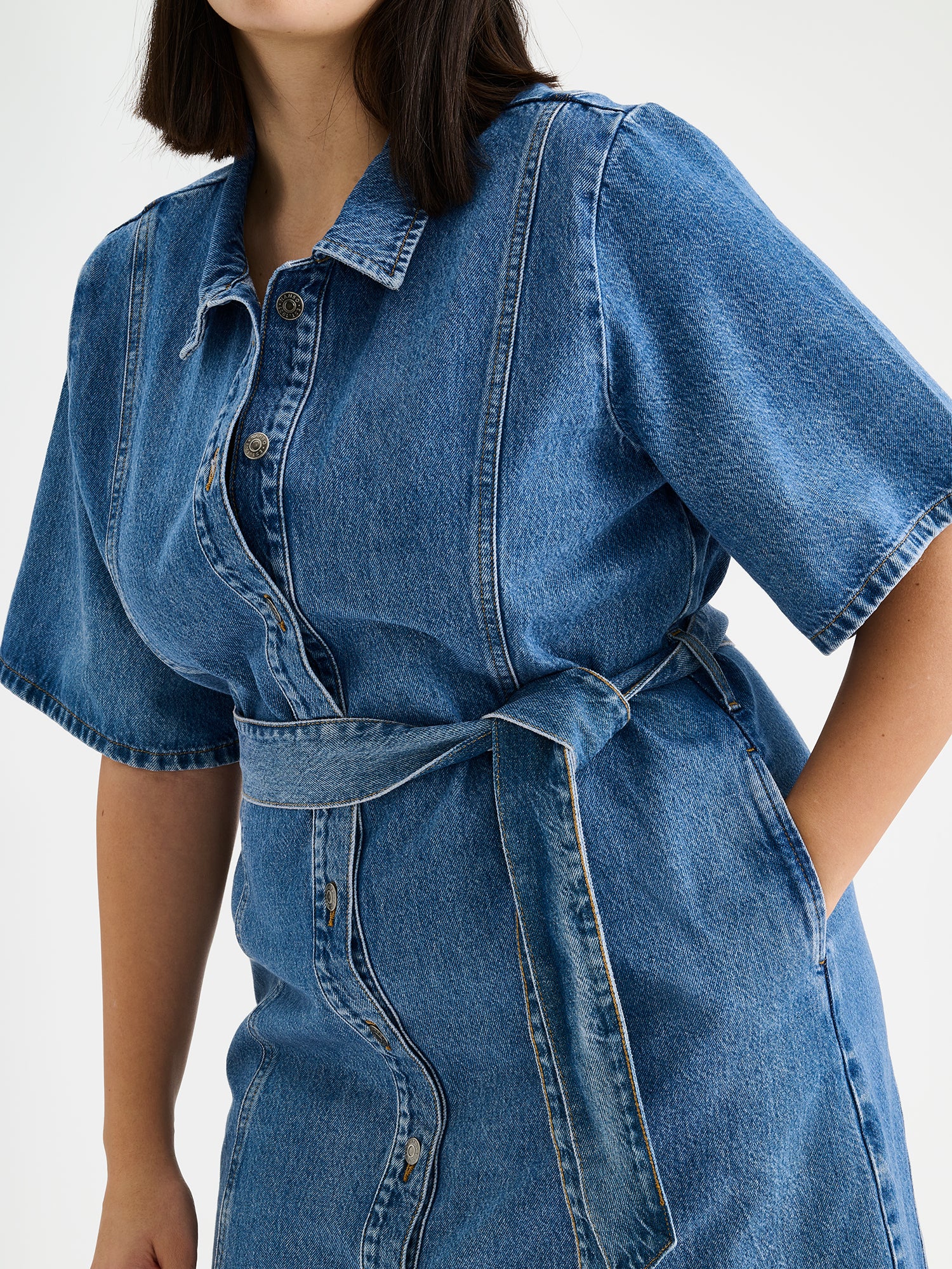 Nanson Doris -farkkumekko mallin päällä lähikuvassa